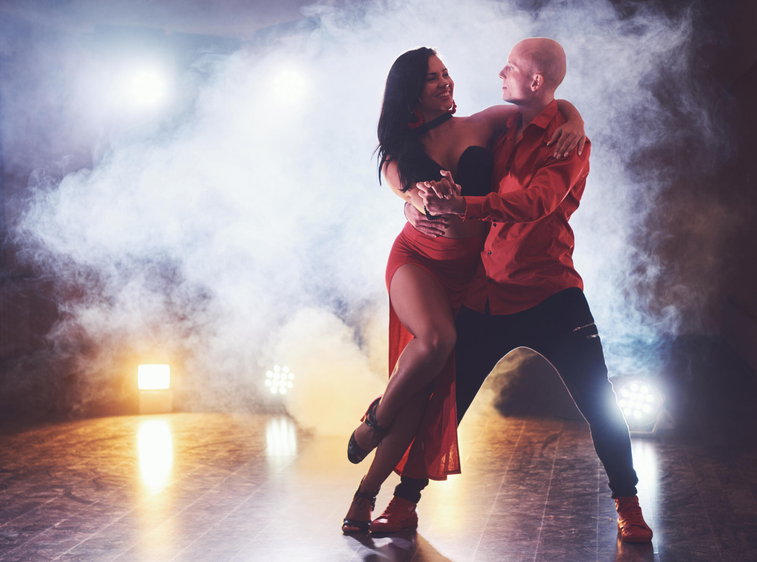 pareja de bailarines haciendo un baile en la pista