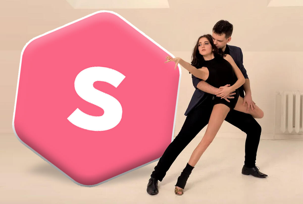 pareja bailando junto a un logo gigante junto a ellos en el estudio de baile