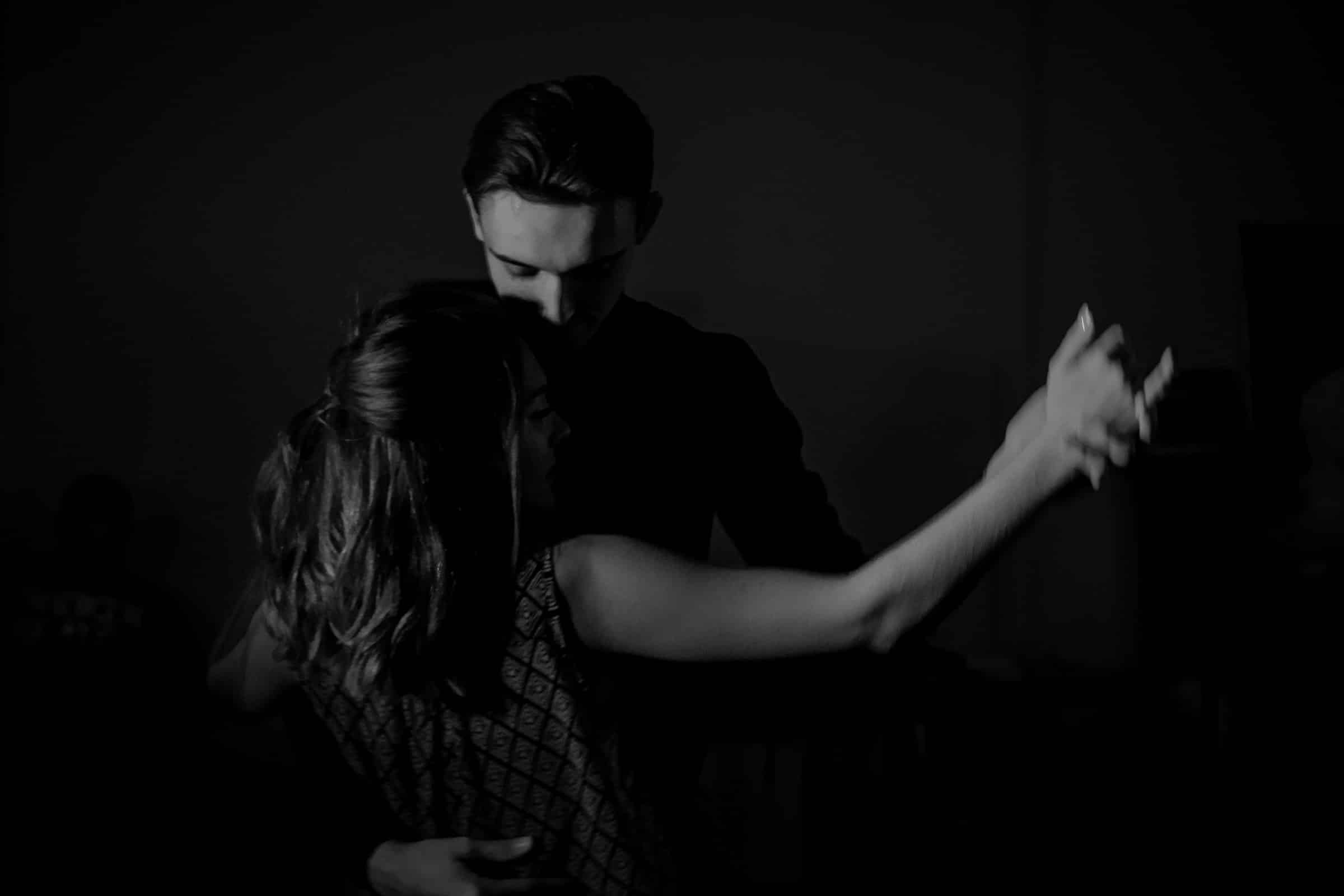 Foto blanco y negro de pareja bailando