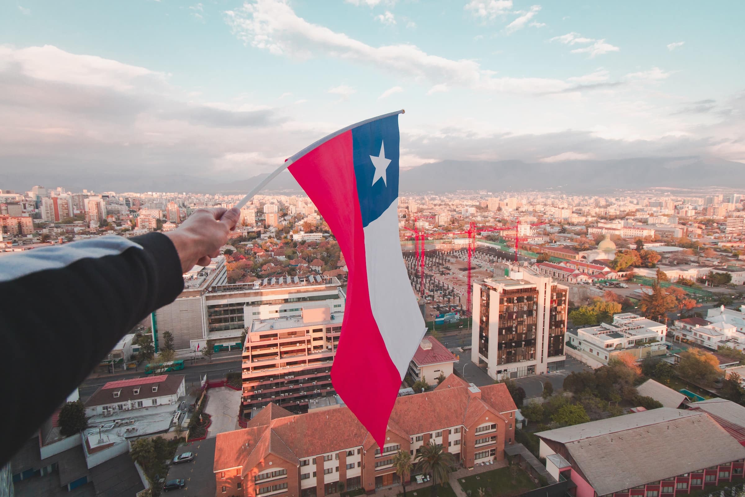 Bandera chilena desde un edificio en altura
