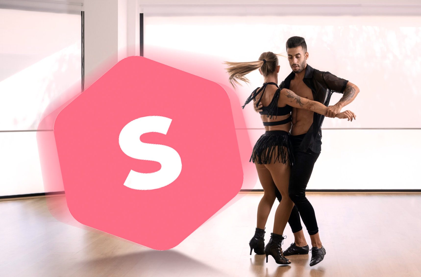 Bailarines haciendo una coreografia junto al logo de superprof también en movimiento