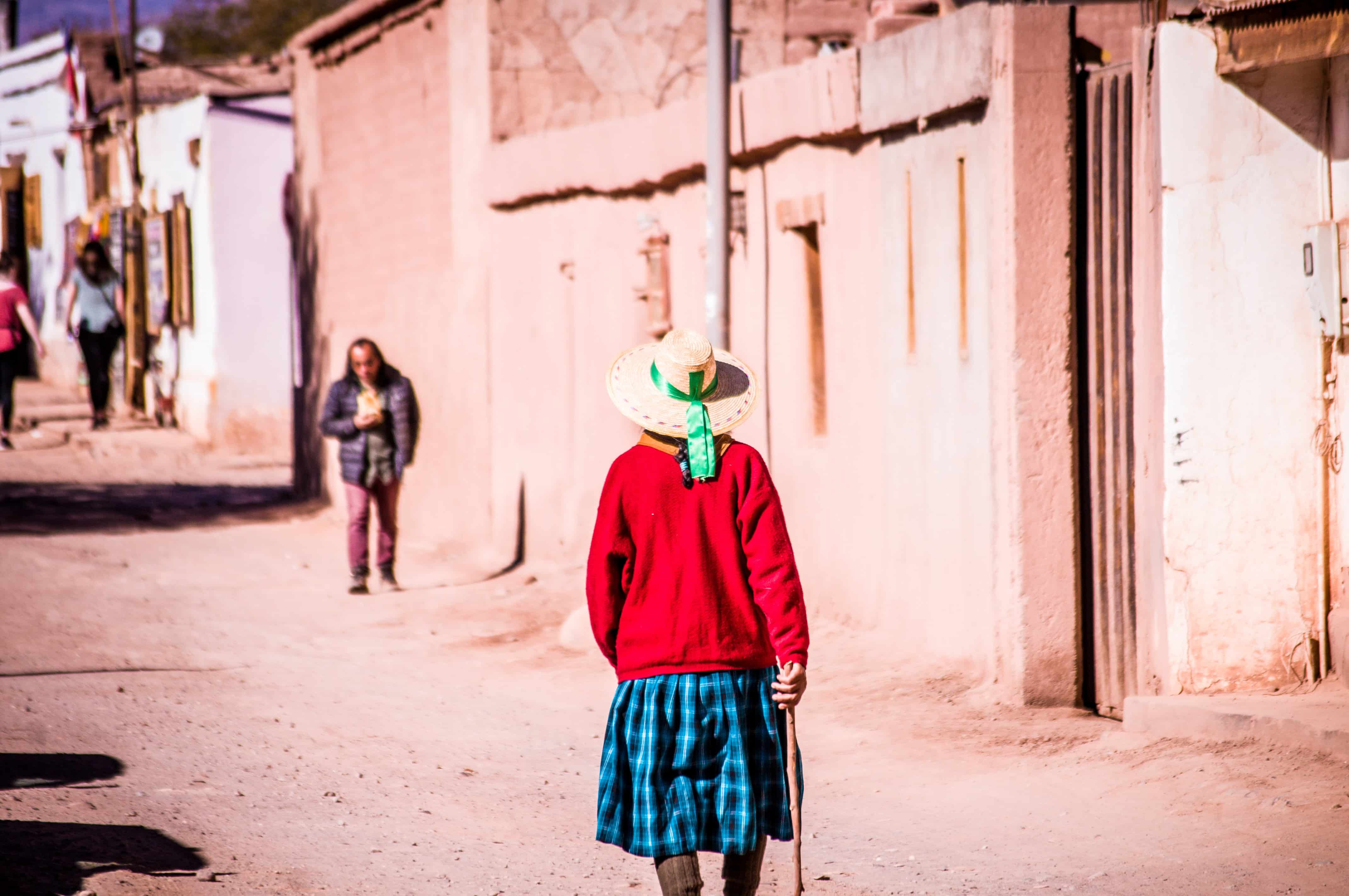 Calle de una ciudad del norte de Chile con personas transitando