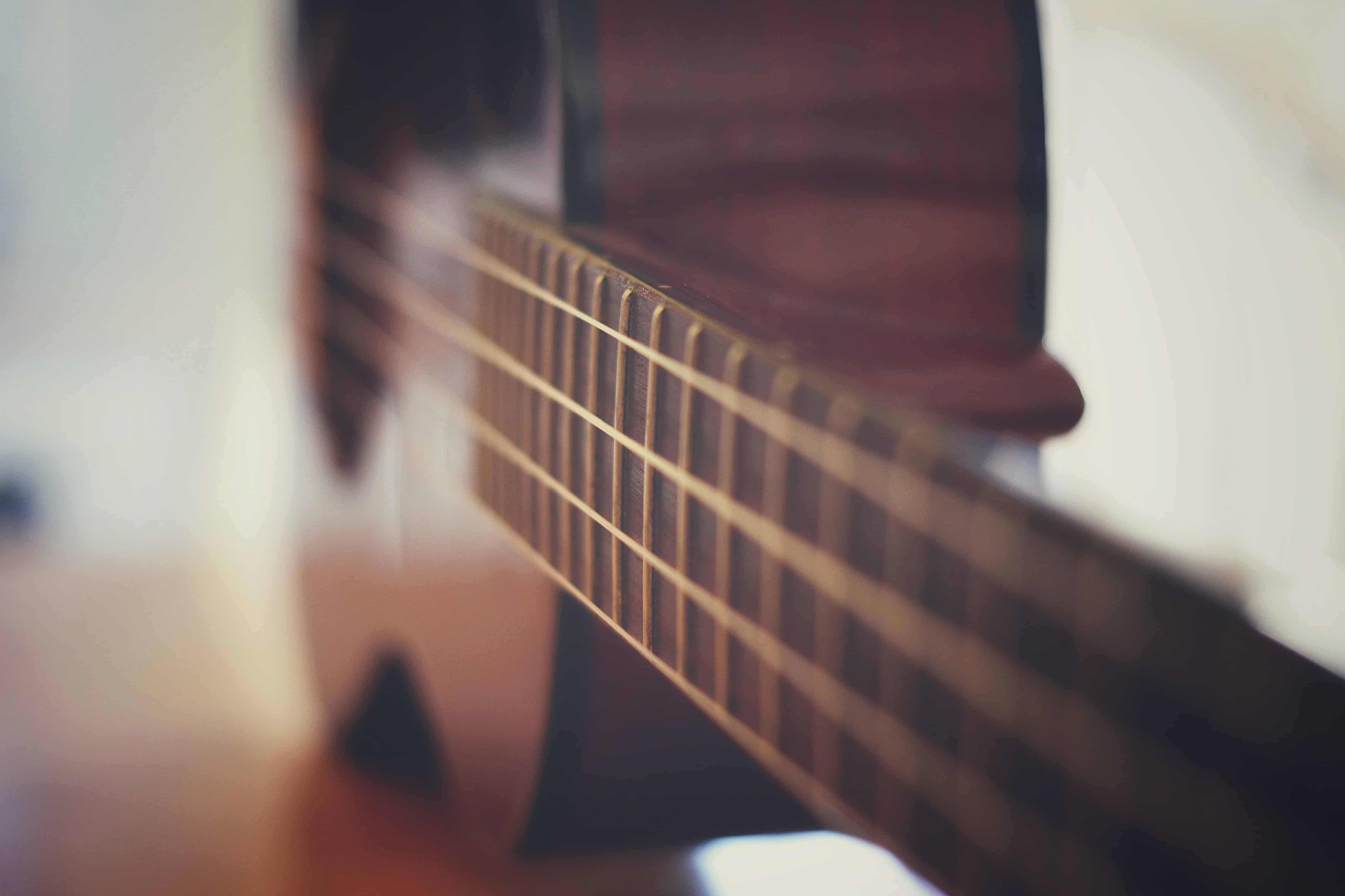 Plano detalle de cuerdas de guitarra