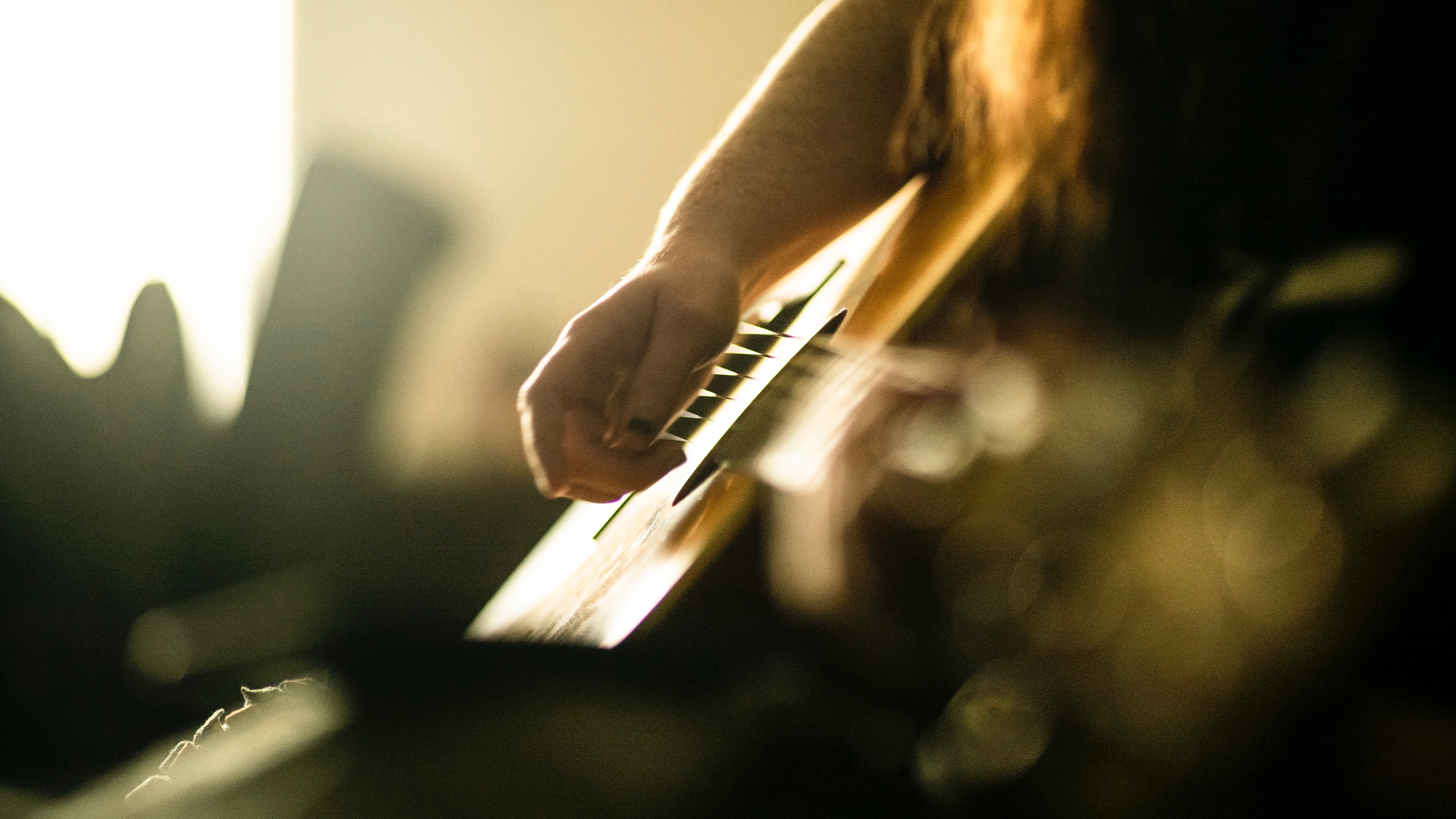 Guitarra en el interior de la casa en los brazos de un músico