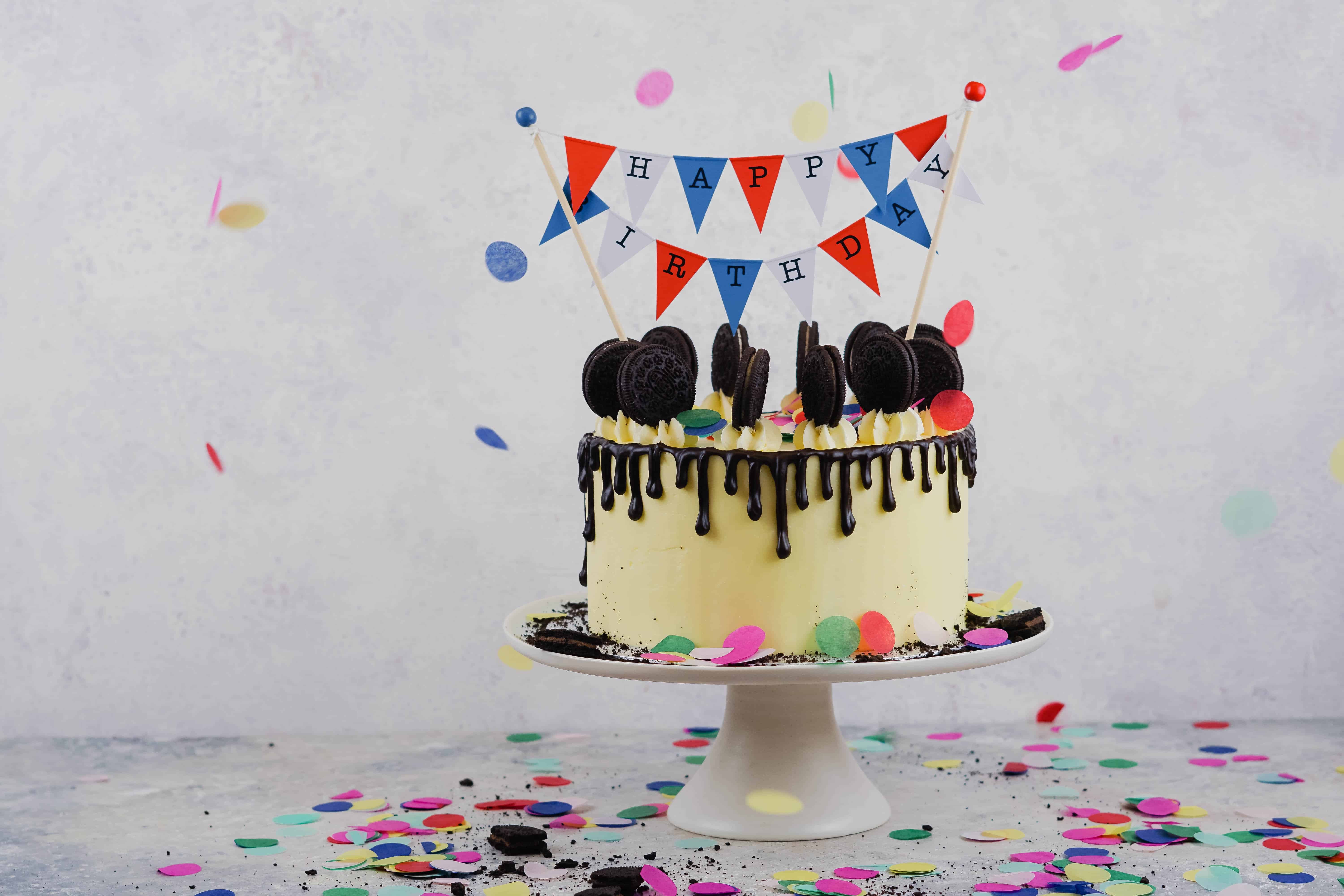 Torta bajo banderines de cumpleaños