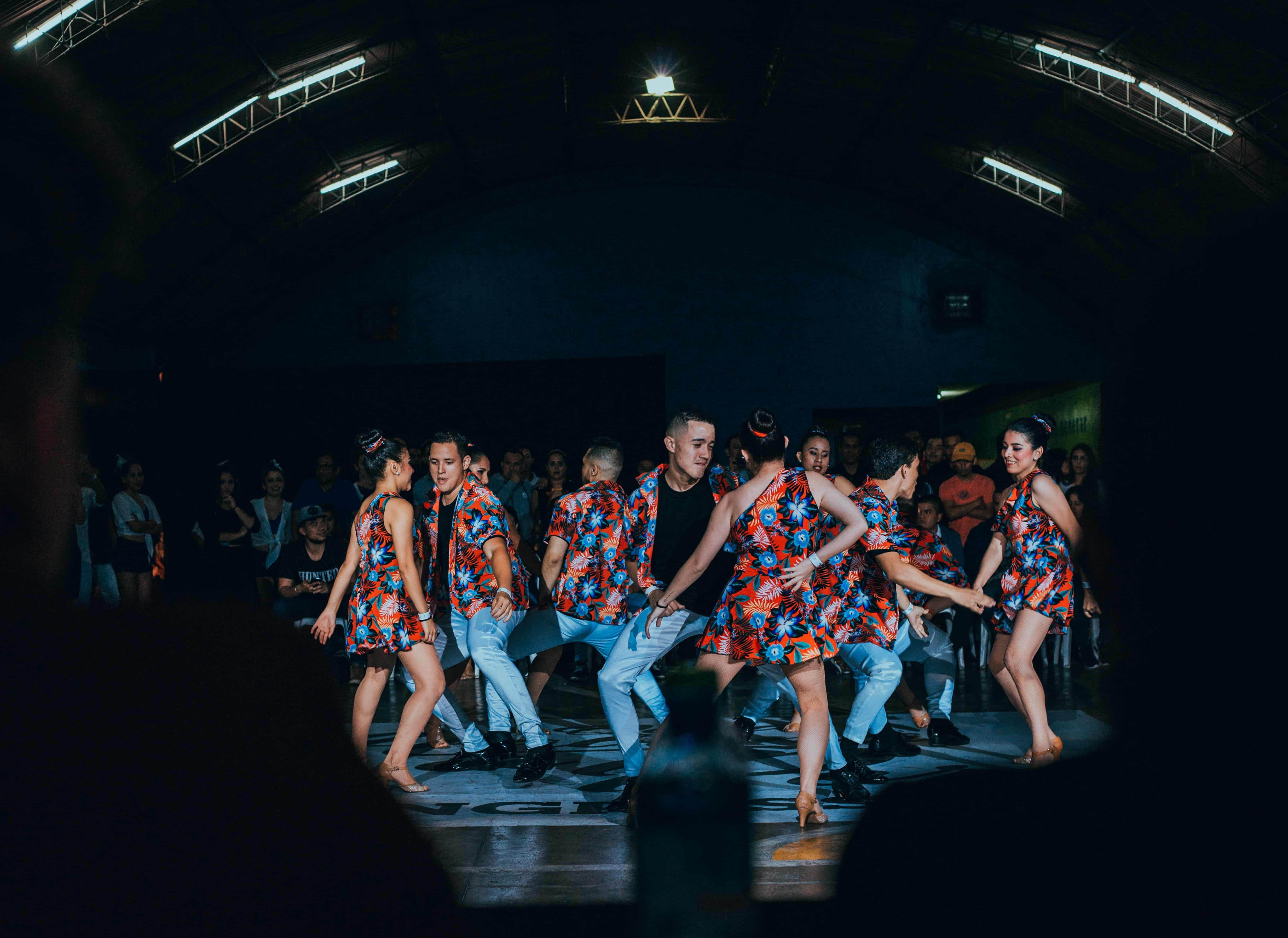 grupo de bailarines haciendo una coreografía en parejas