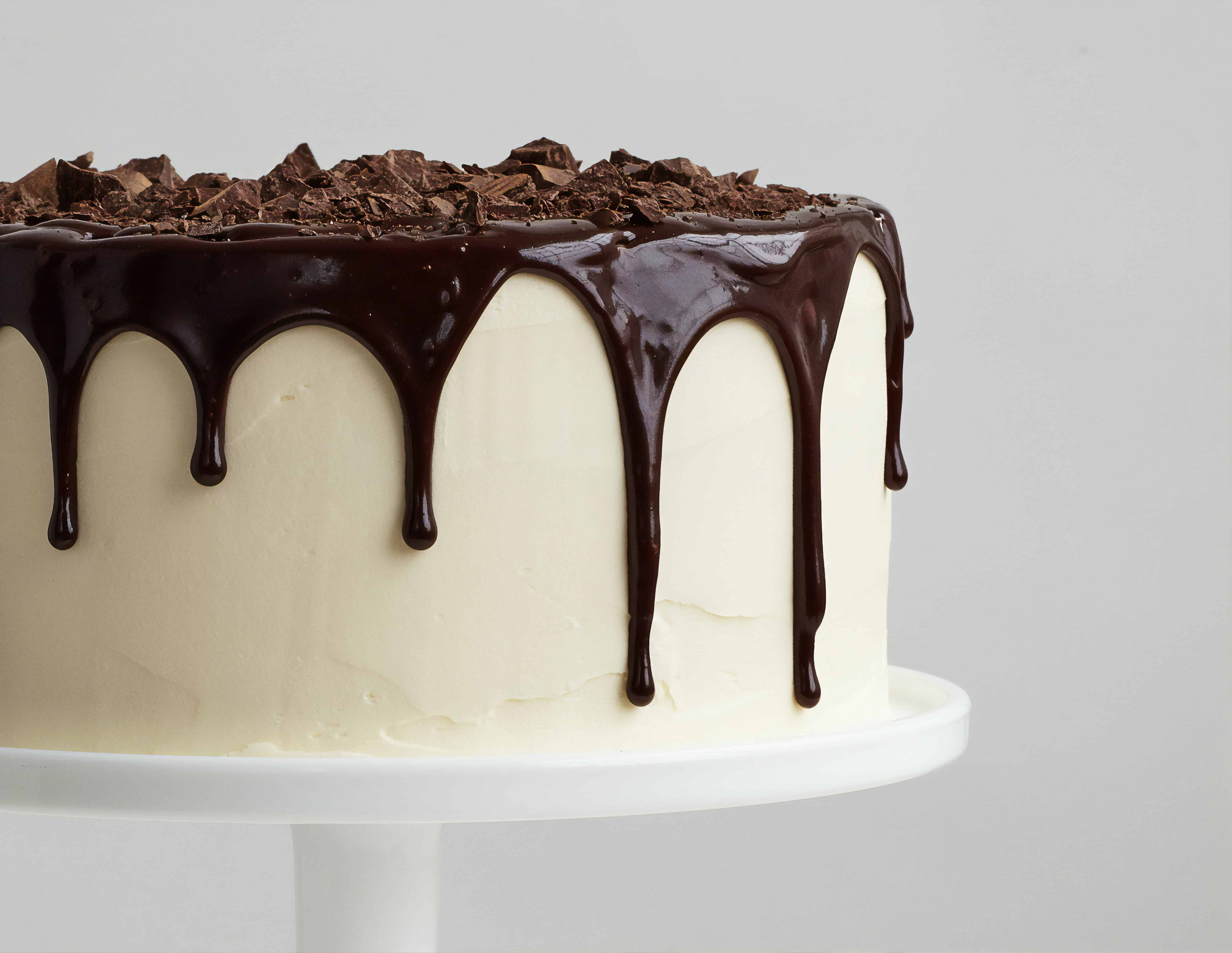 Torta blanca bañada en chocolate
