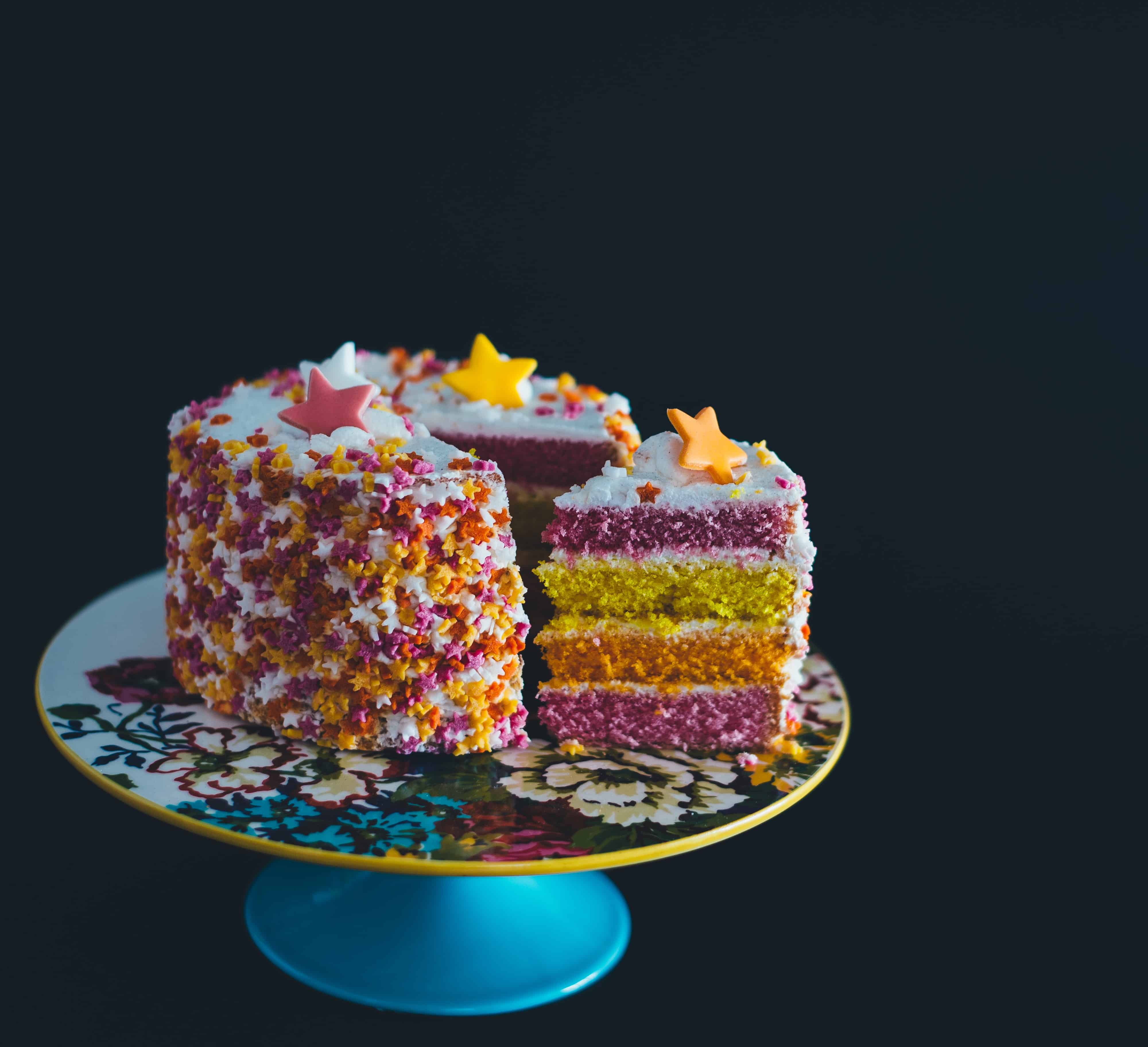 Torta de bizcochos multicolores
