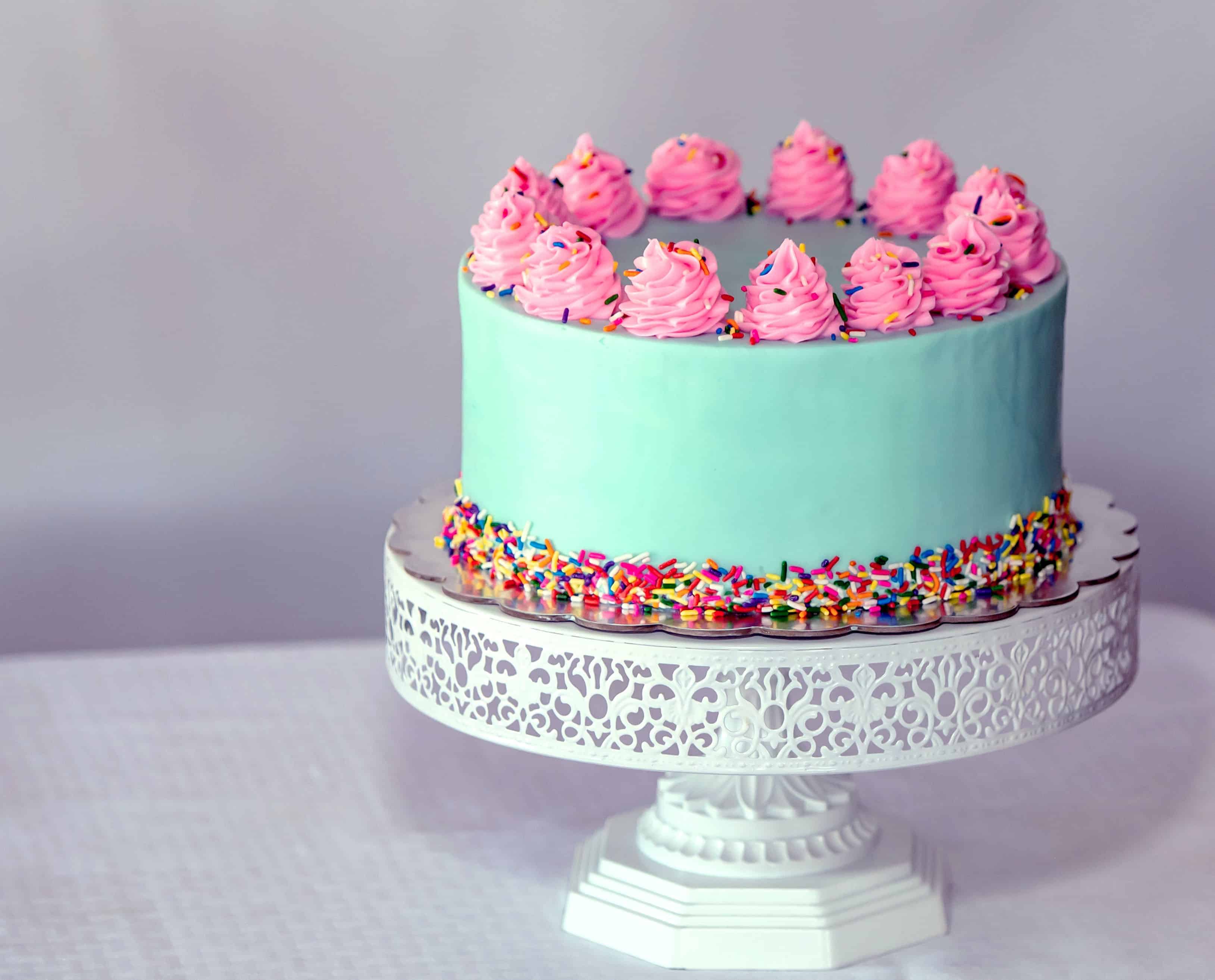 Torta decorada de colores saturados