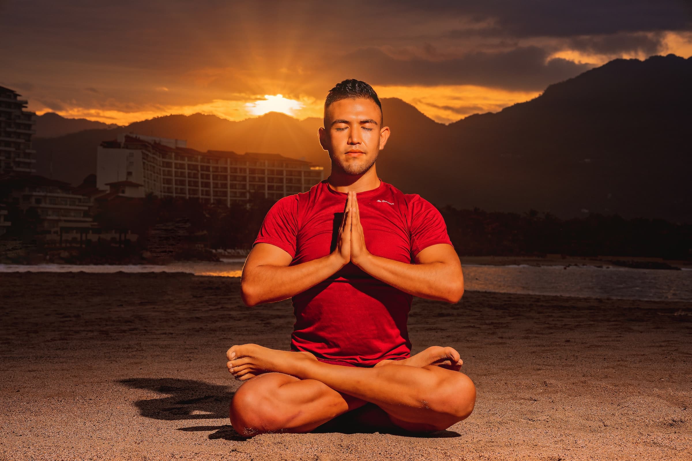 Persona meditando al atardecer