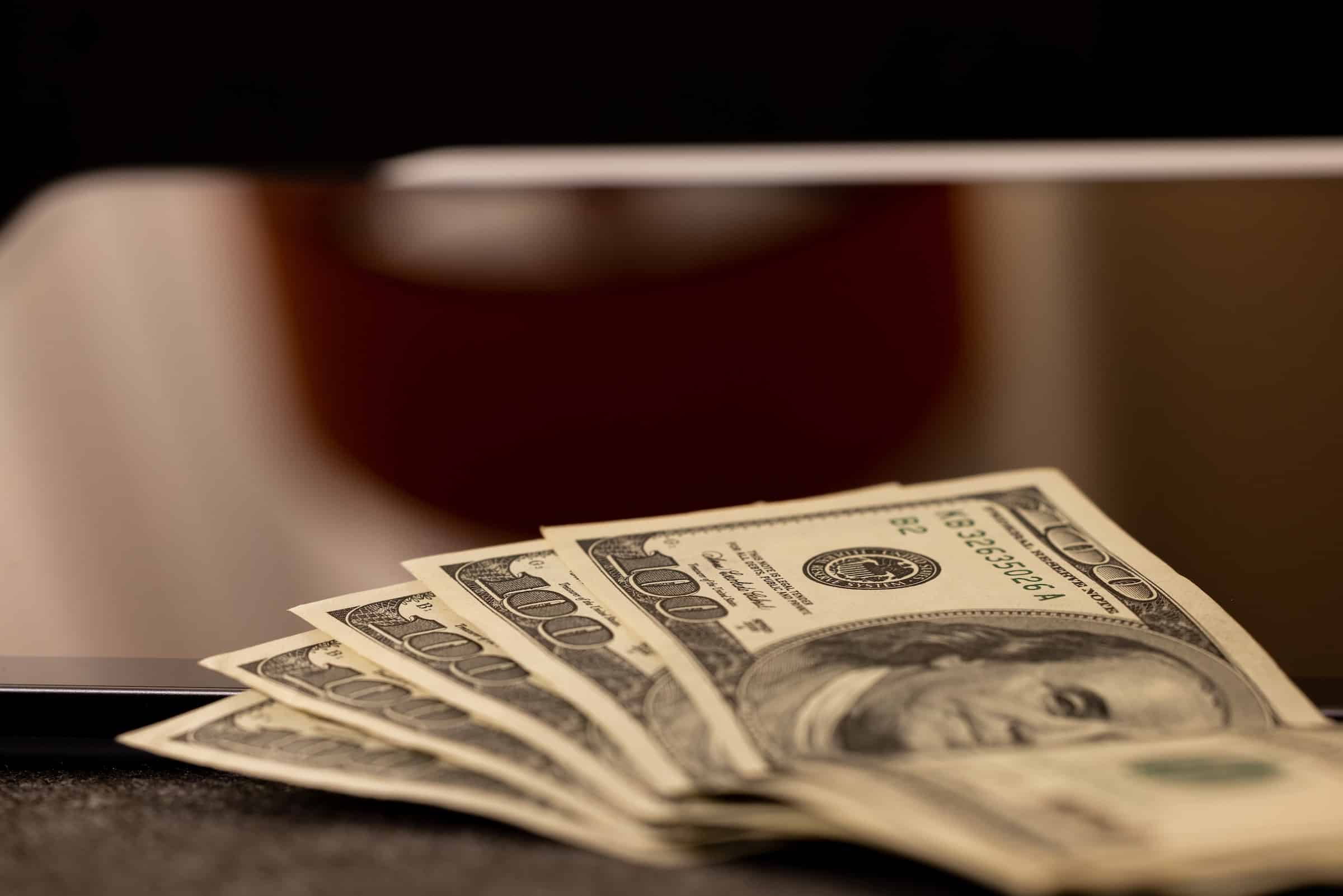 Varios billetes de dólares sobre una mesa
