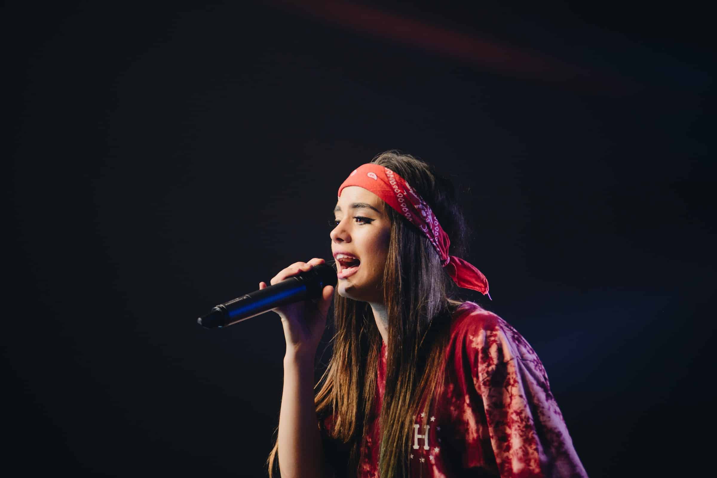 Cantante sobre el escenario