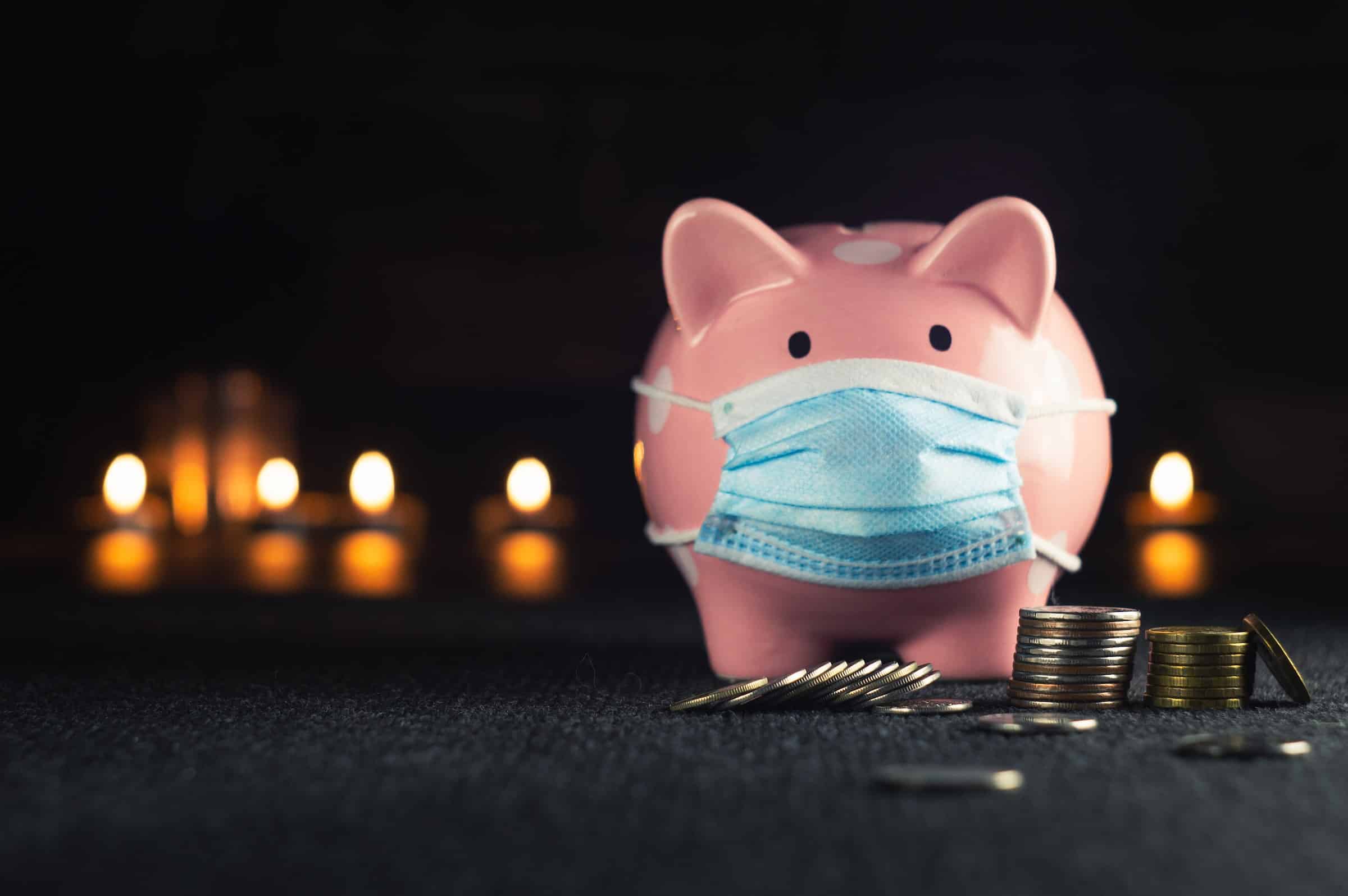 Figura de cerdo rosado con mascarilla para ahorrar dinero