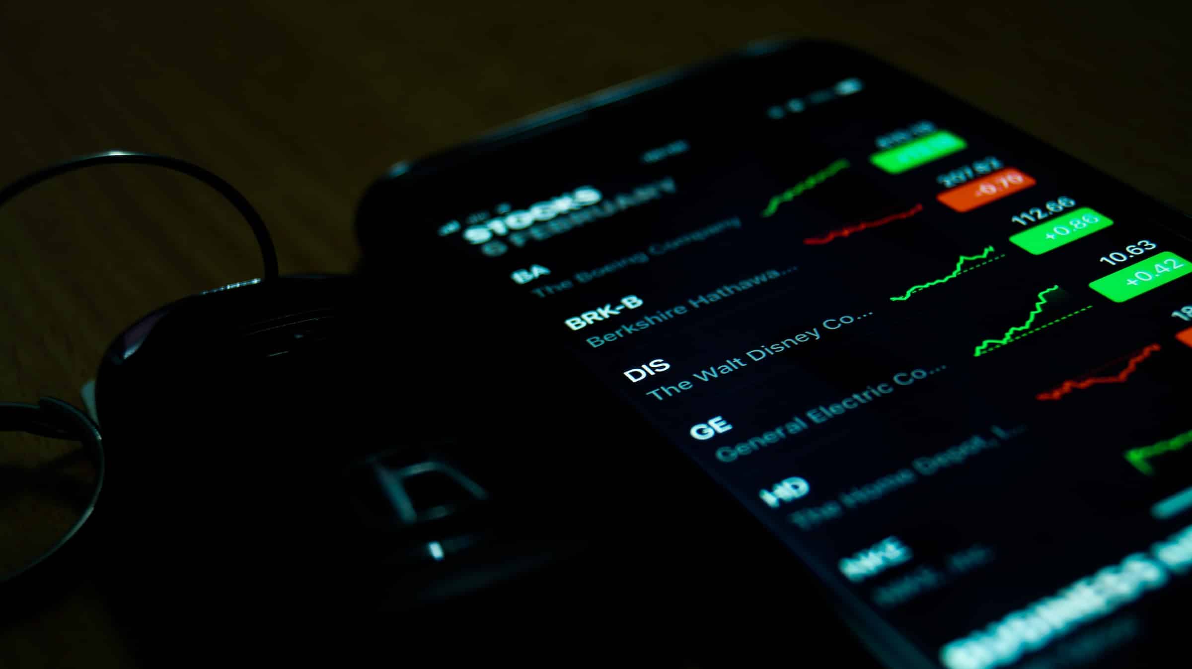 Celular con graficos de fluctuaciones financieras en el mundo