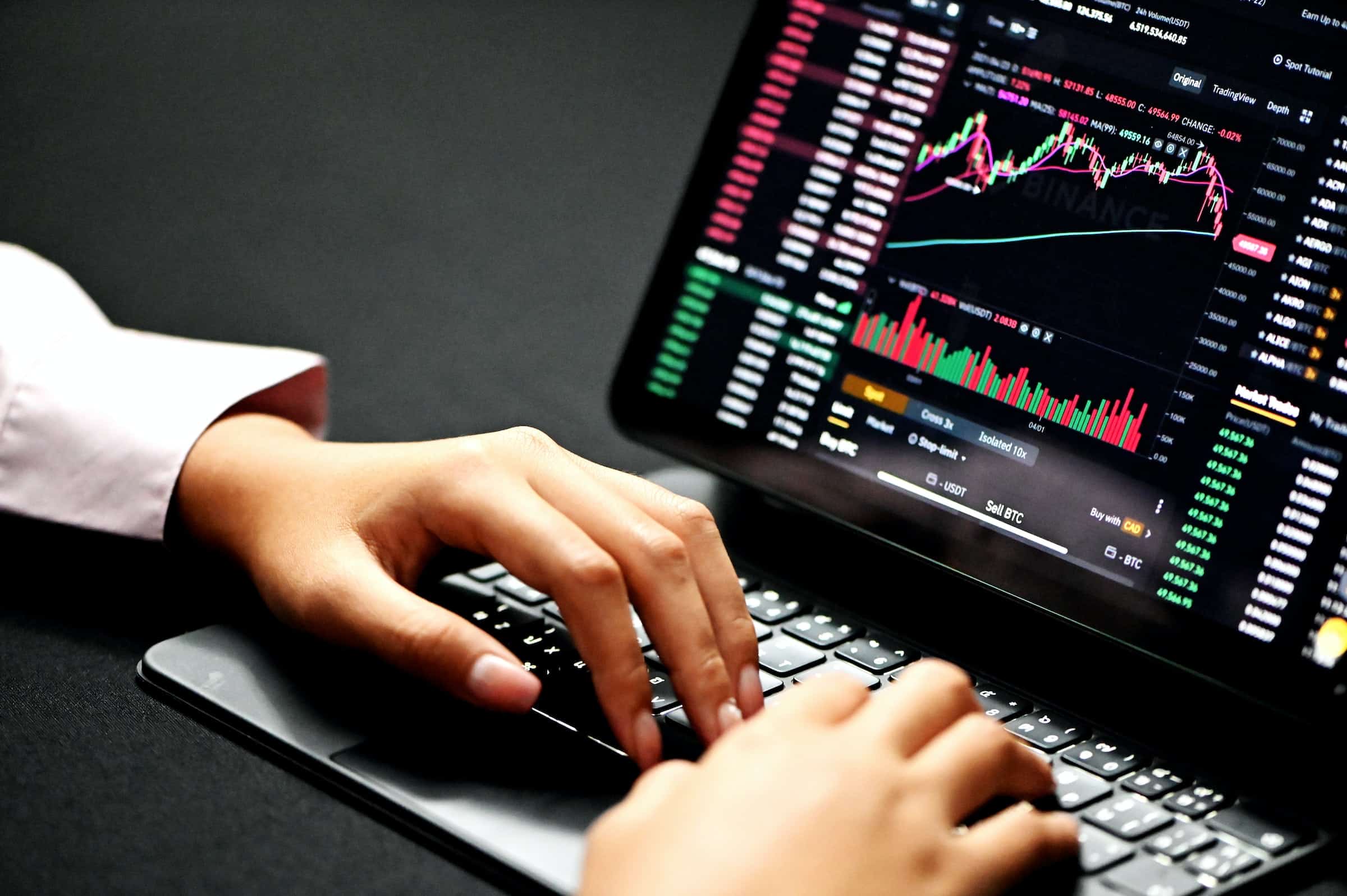 Gráficos de comporamiento financiero mundial en computador