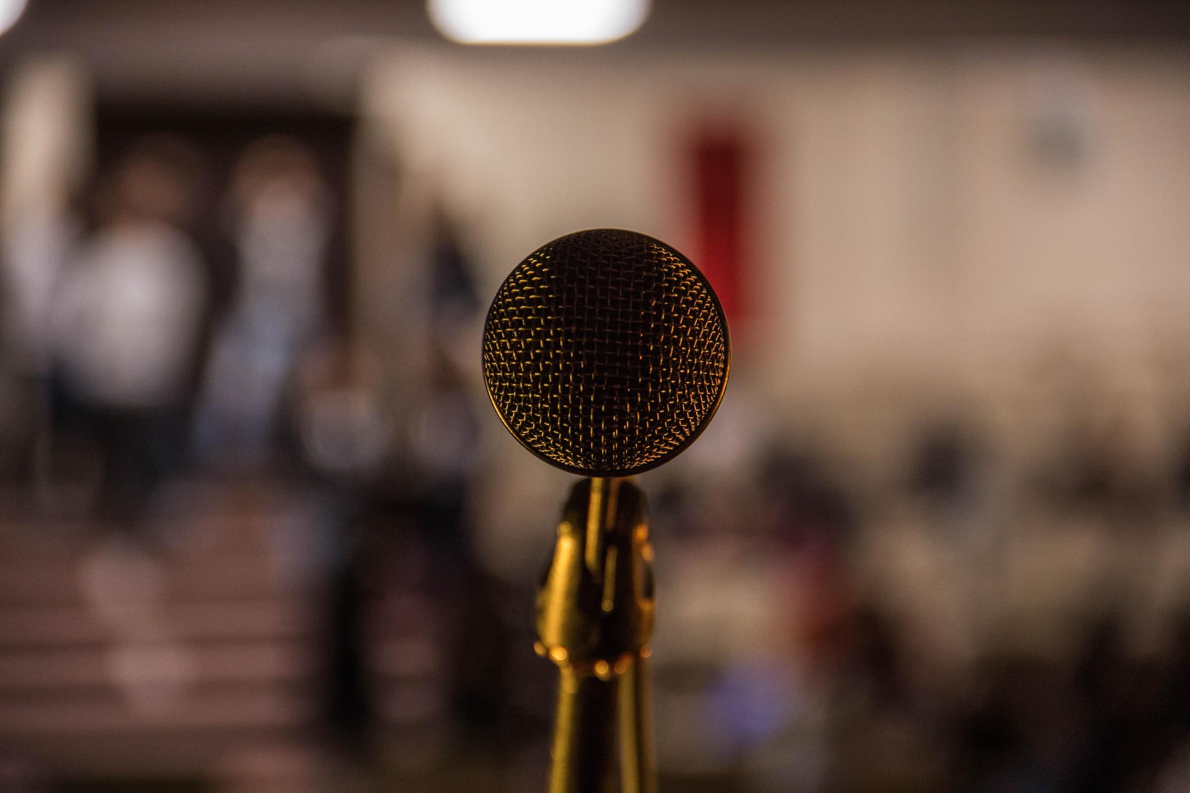 Micrófono en auditorio para audicionar en canto