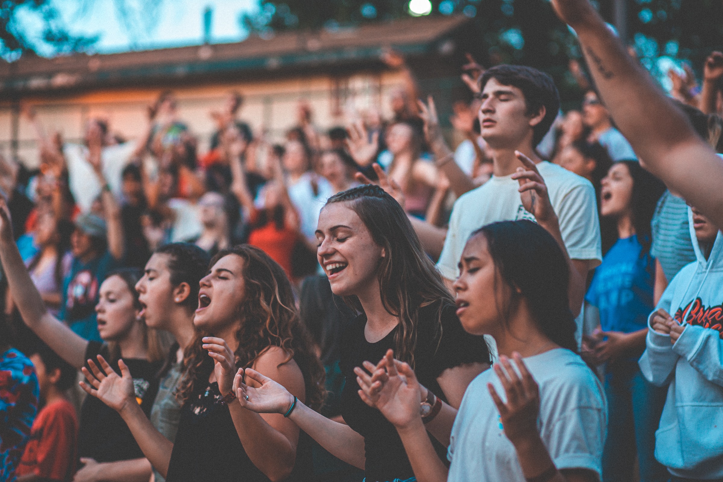 Grupo de asistentes a un concierto