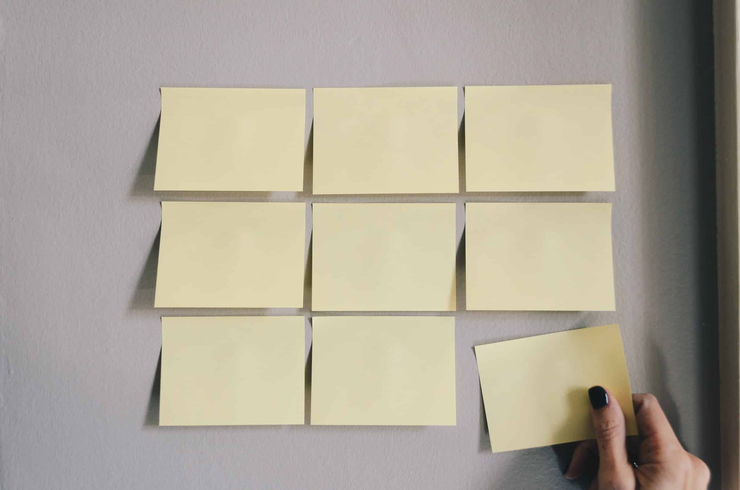 Postits amarillos pegados en la pared