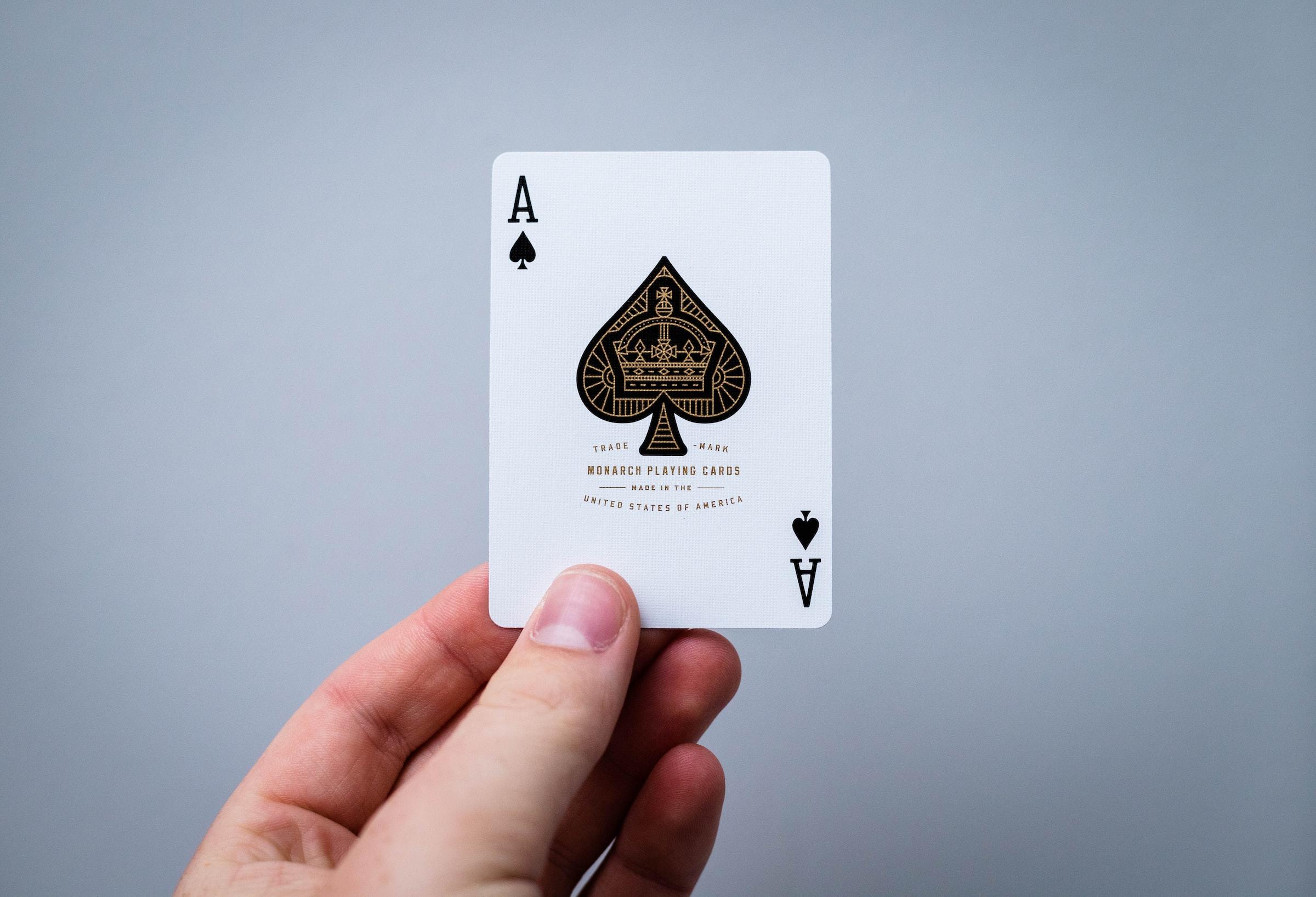 Mano con una carta as de picas