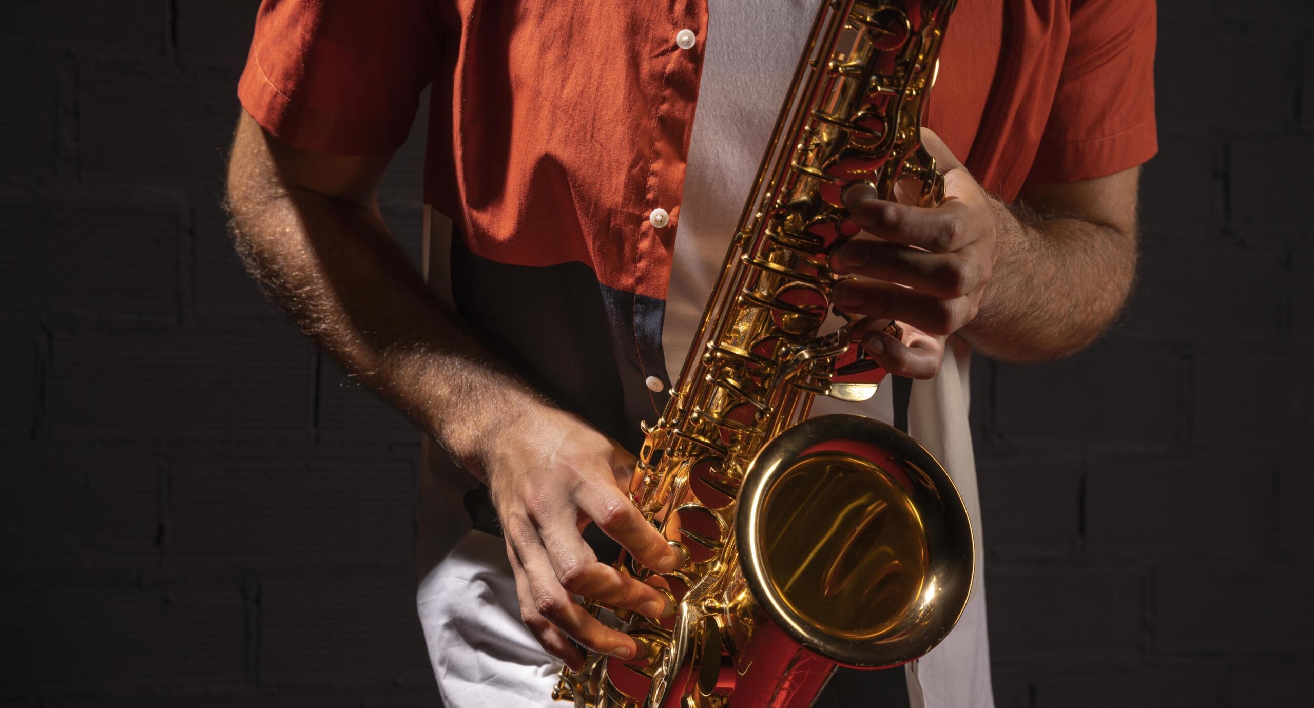 toma detalle unas manos tocando un saxofon