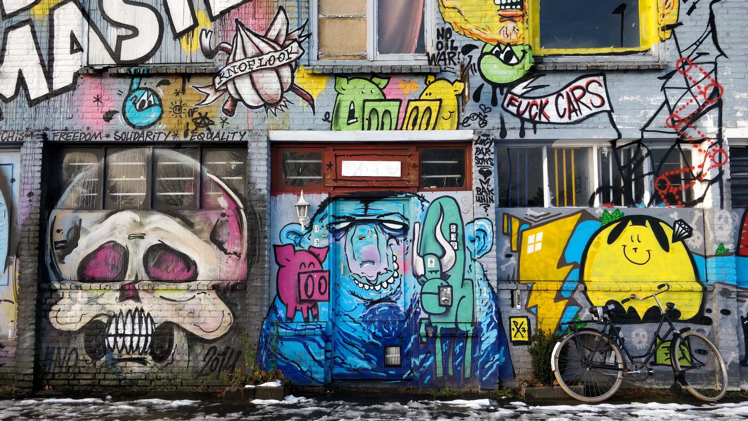 Muros de una calle pintados con graffiti