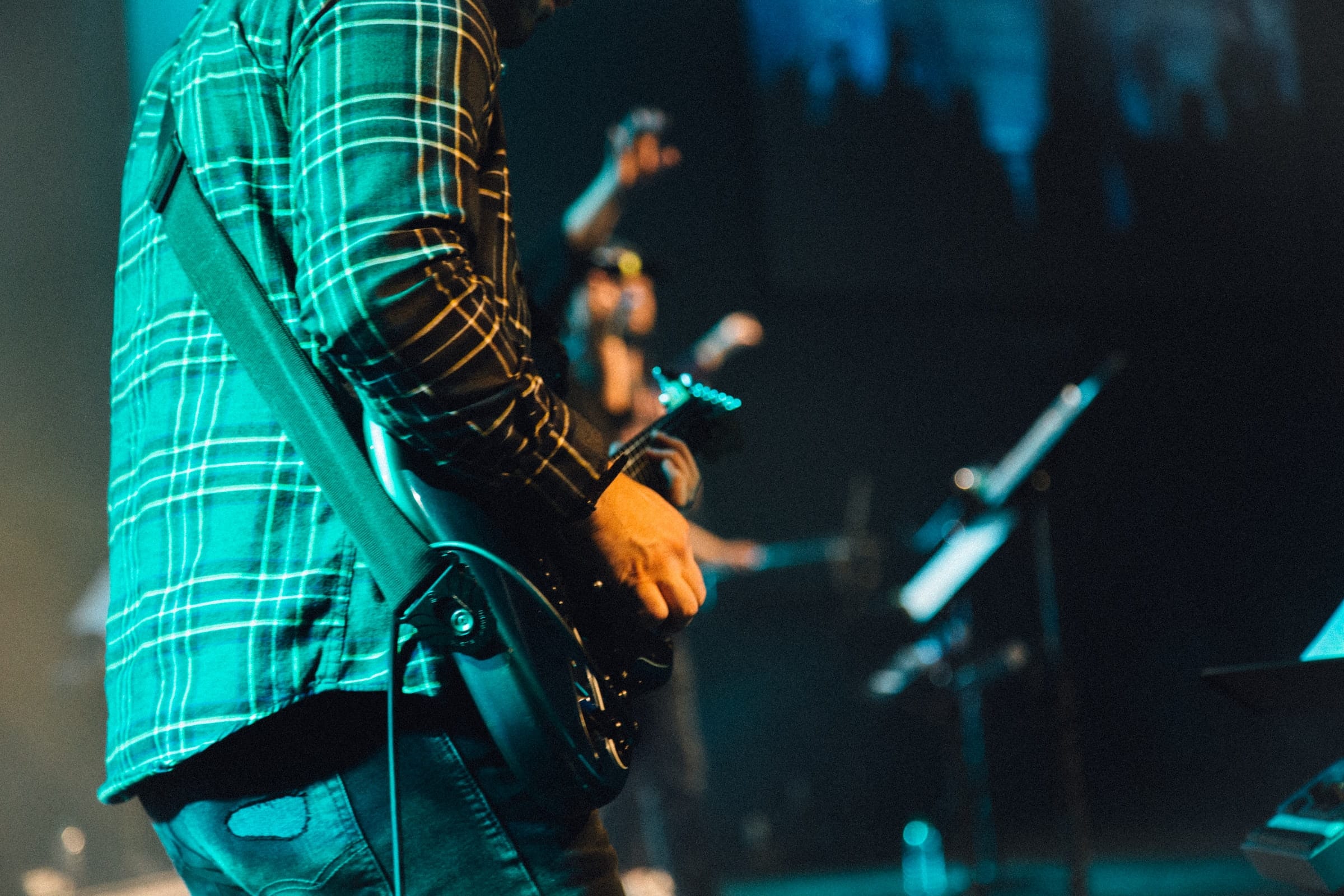 Guitarrista hace improvisacion musical en el escenario