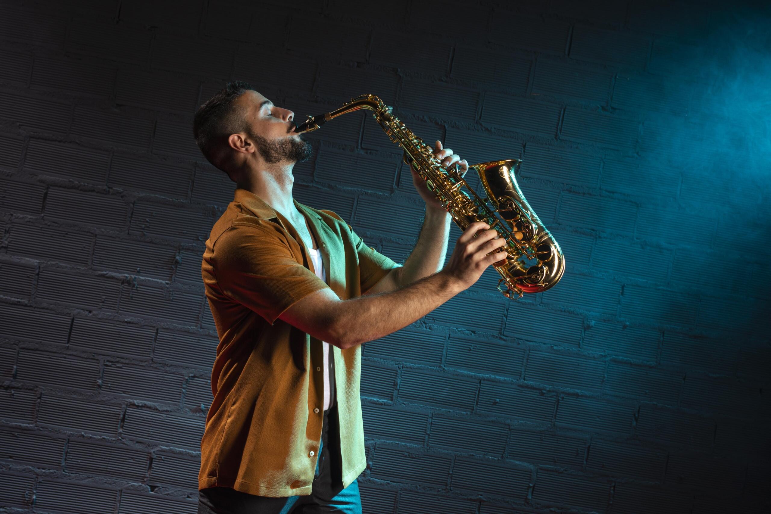 saxofonista con los ojos cerrados tocando intensamente el jazz en un escenario rustico con luces azules