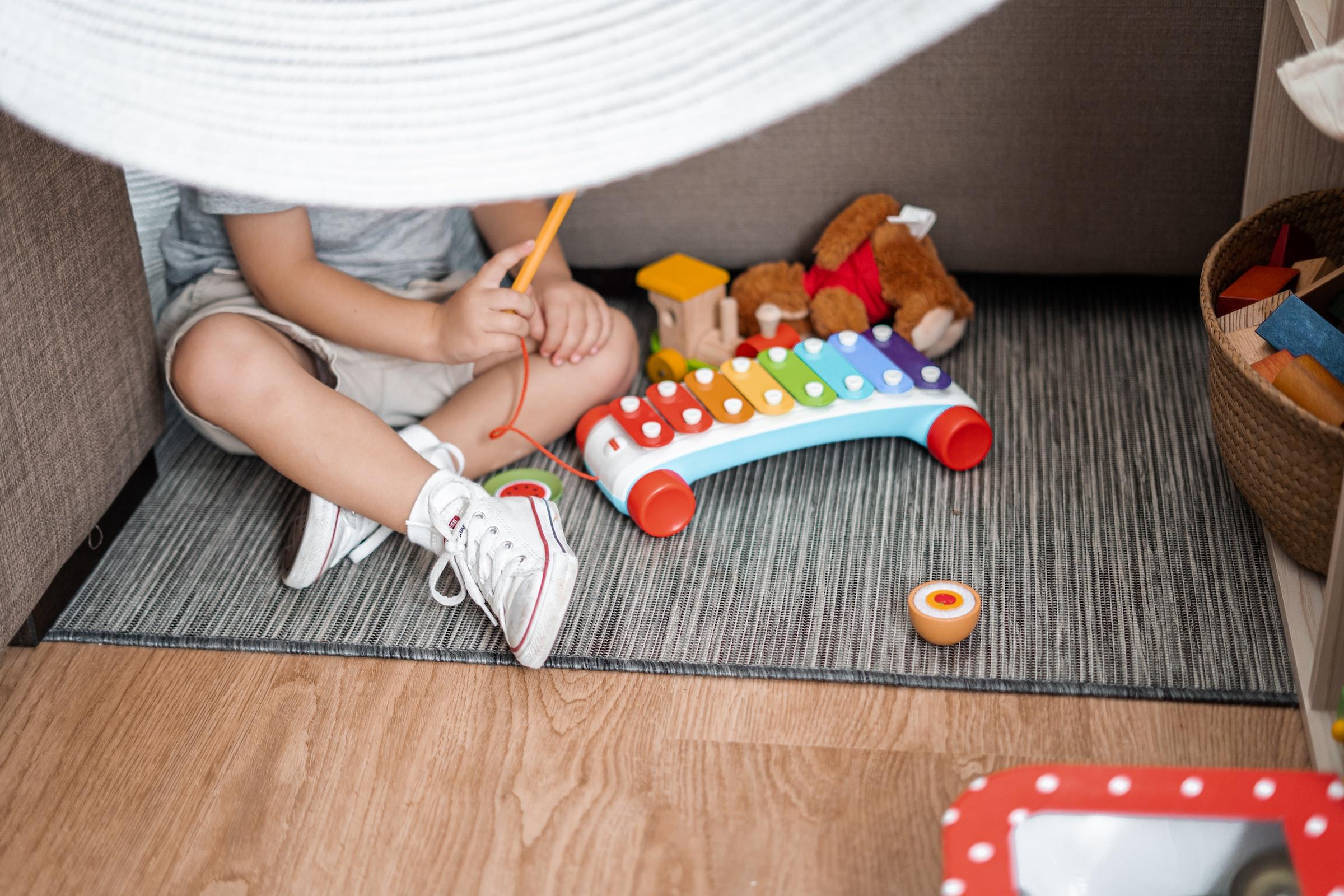 Menor de edad con juguetes musicales