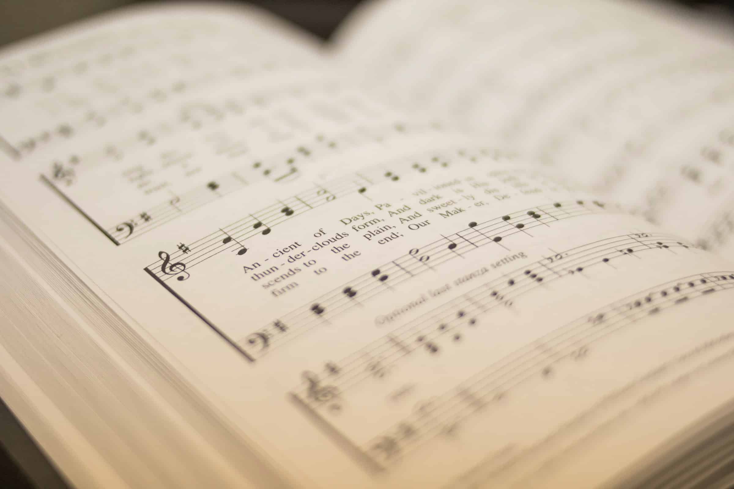 Notas musicales en un libro con pentagramas
