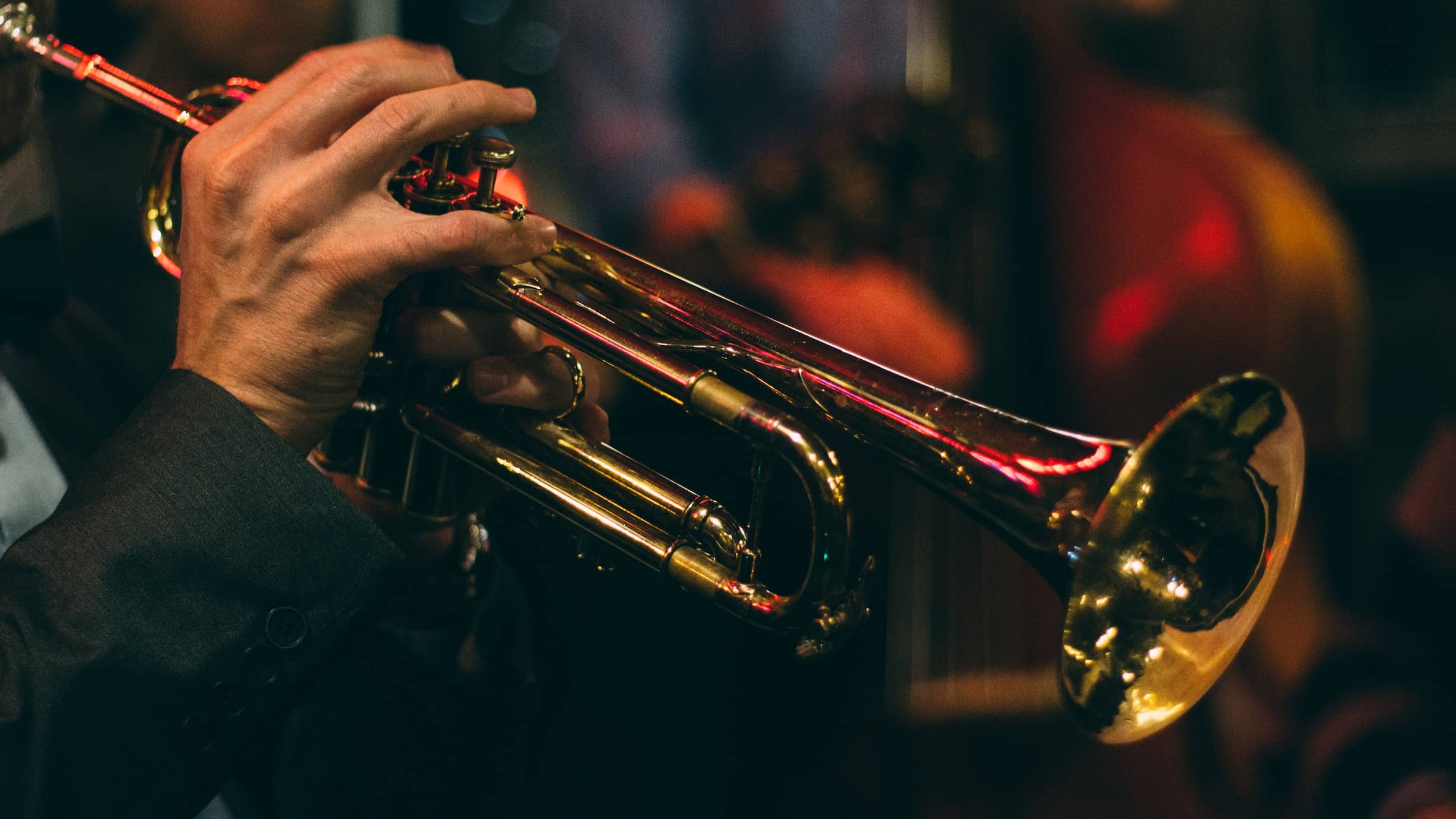 Trompeta ejecutada por músico sobre el escenario