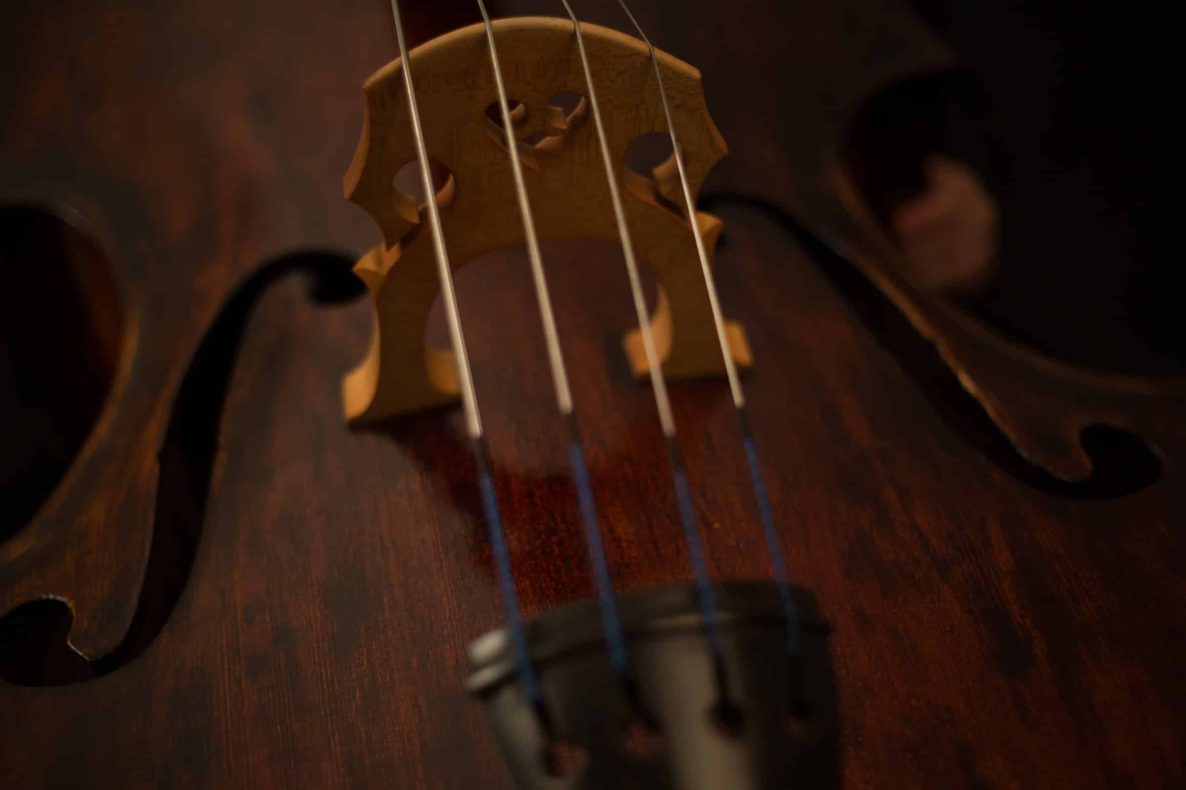 Violín en plano detalle