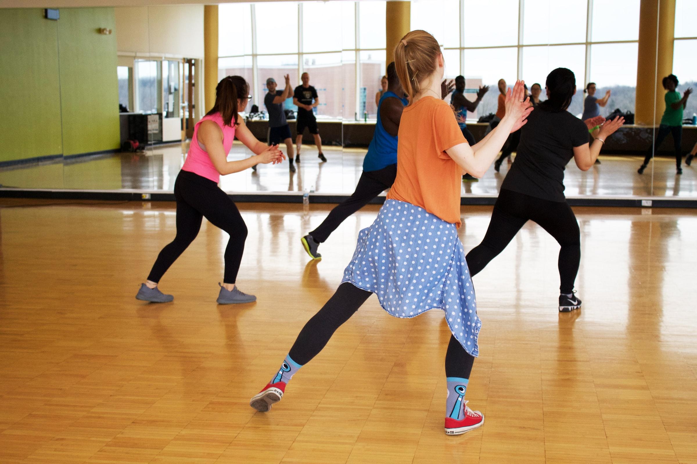 Grupo de personas aprende una coreografía