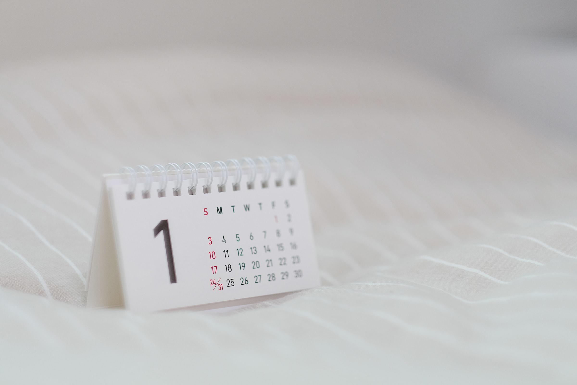 Calendario sobre una cama.
