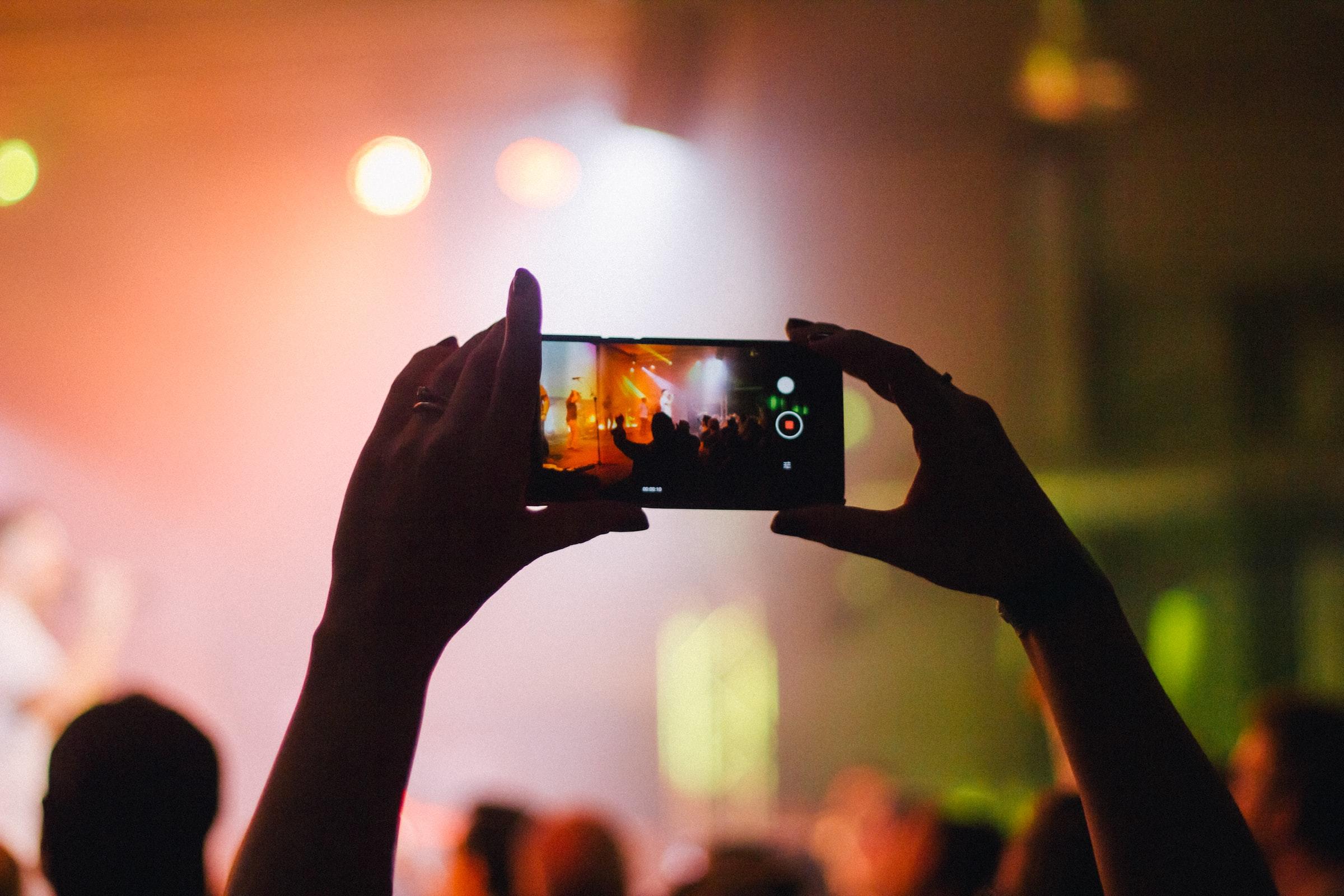 Alguien graba un show con el celular