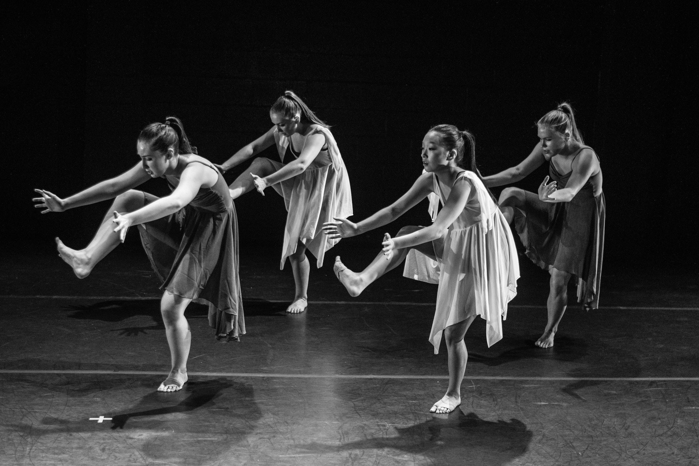 Bailarinas hacen coreografía moderna