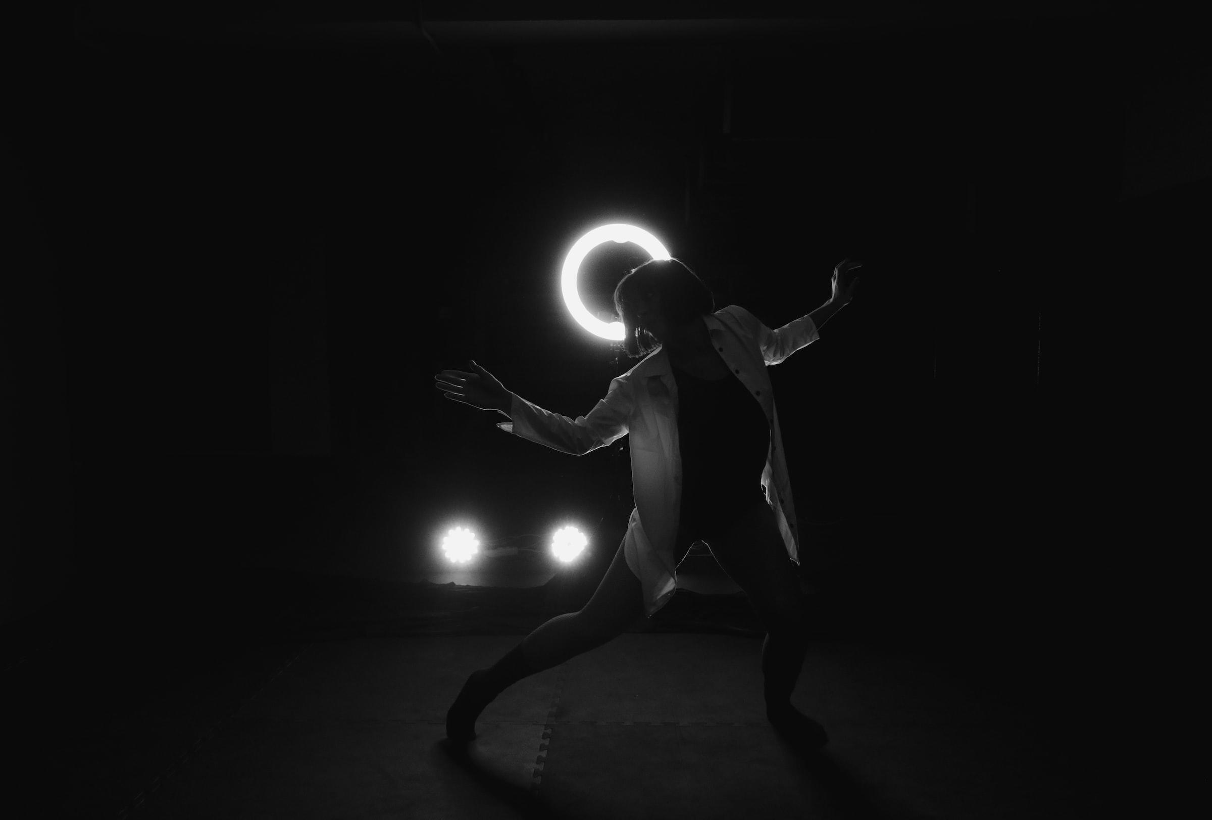 Profesional de la danza a contraluz