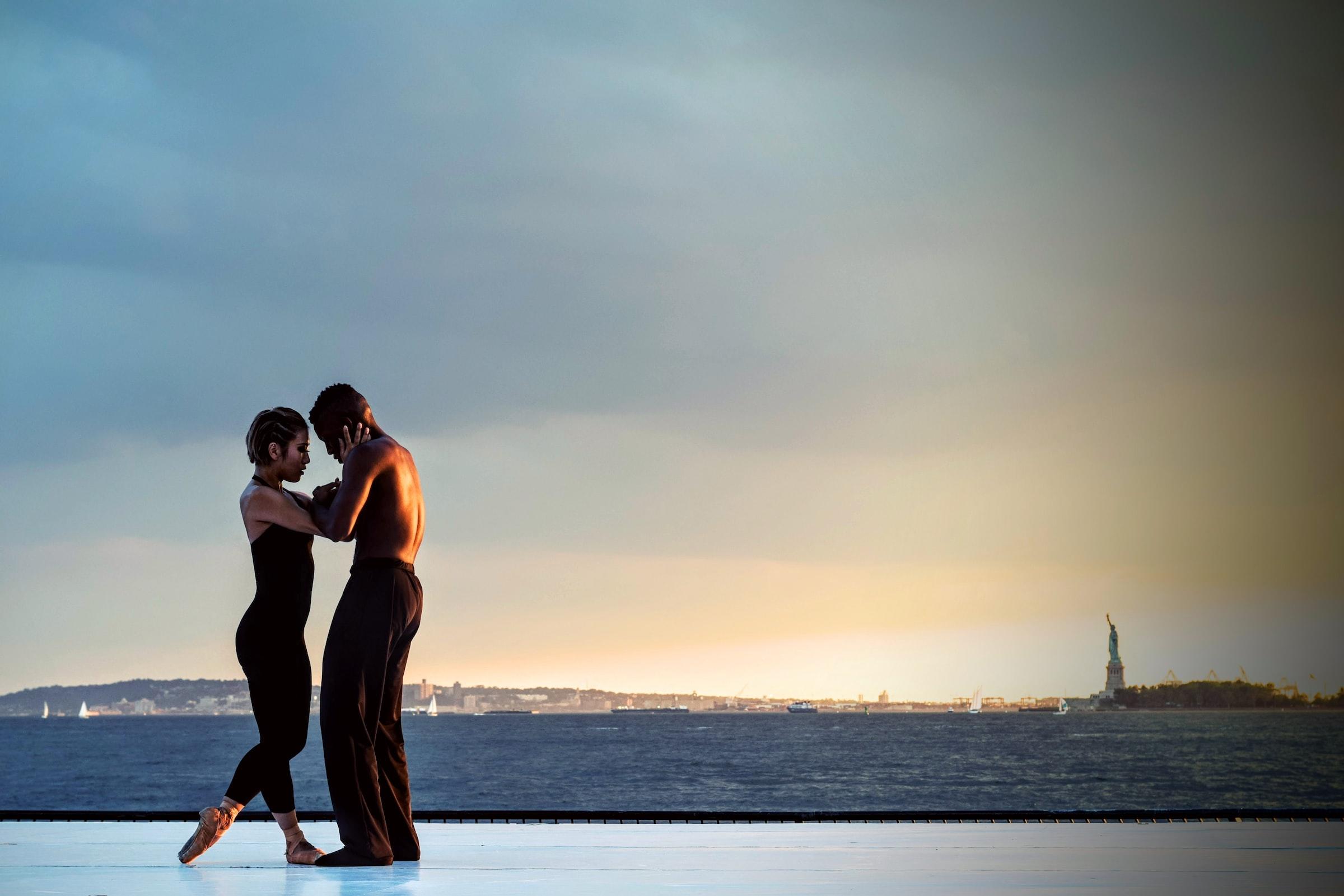 Pareja de bailarines frente al mar