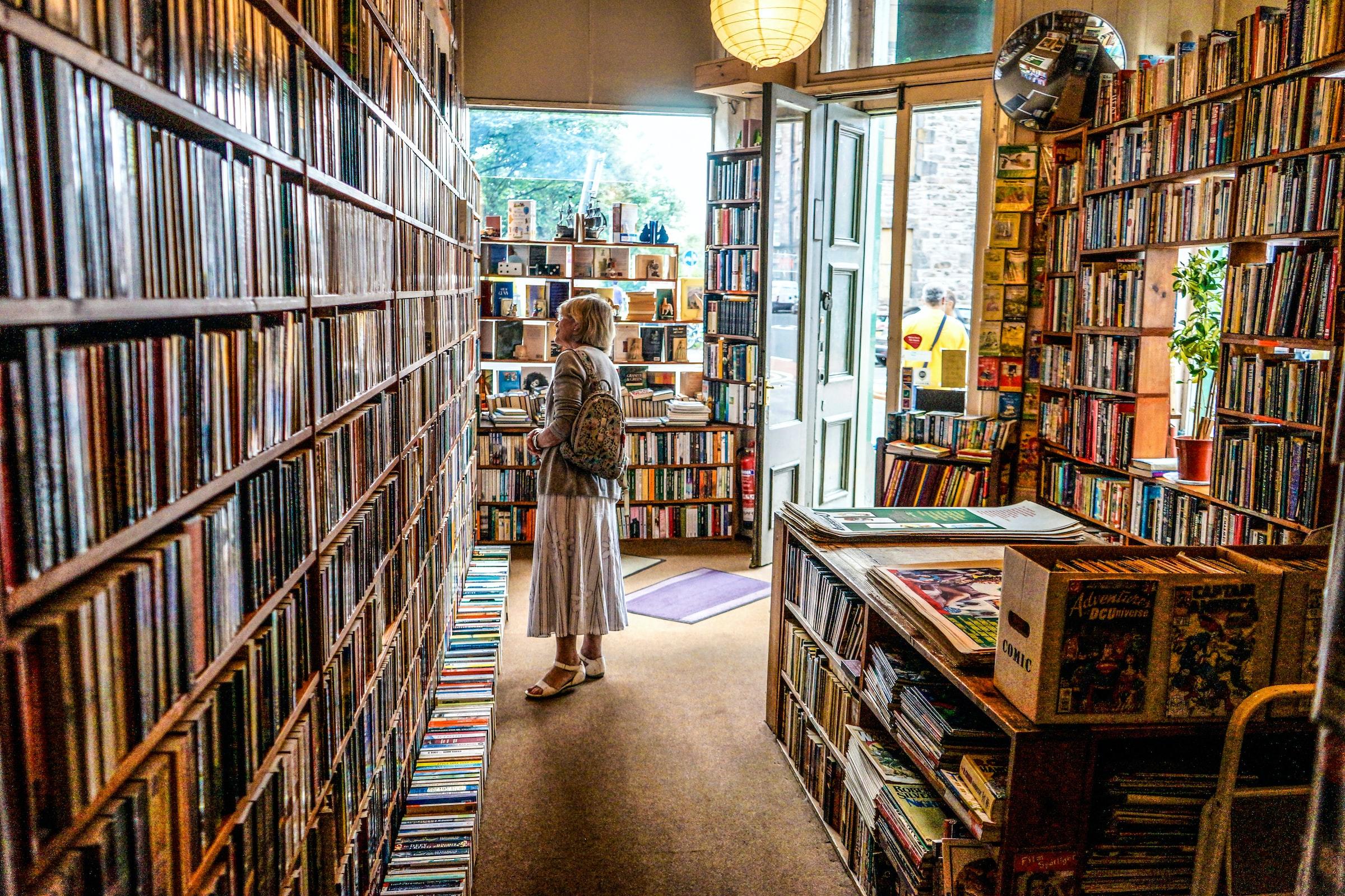 Repisas de una librería