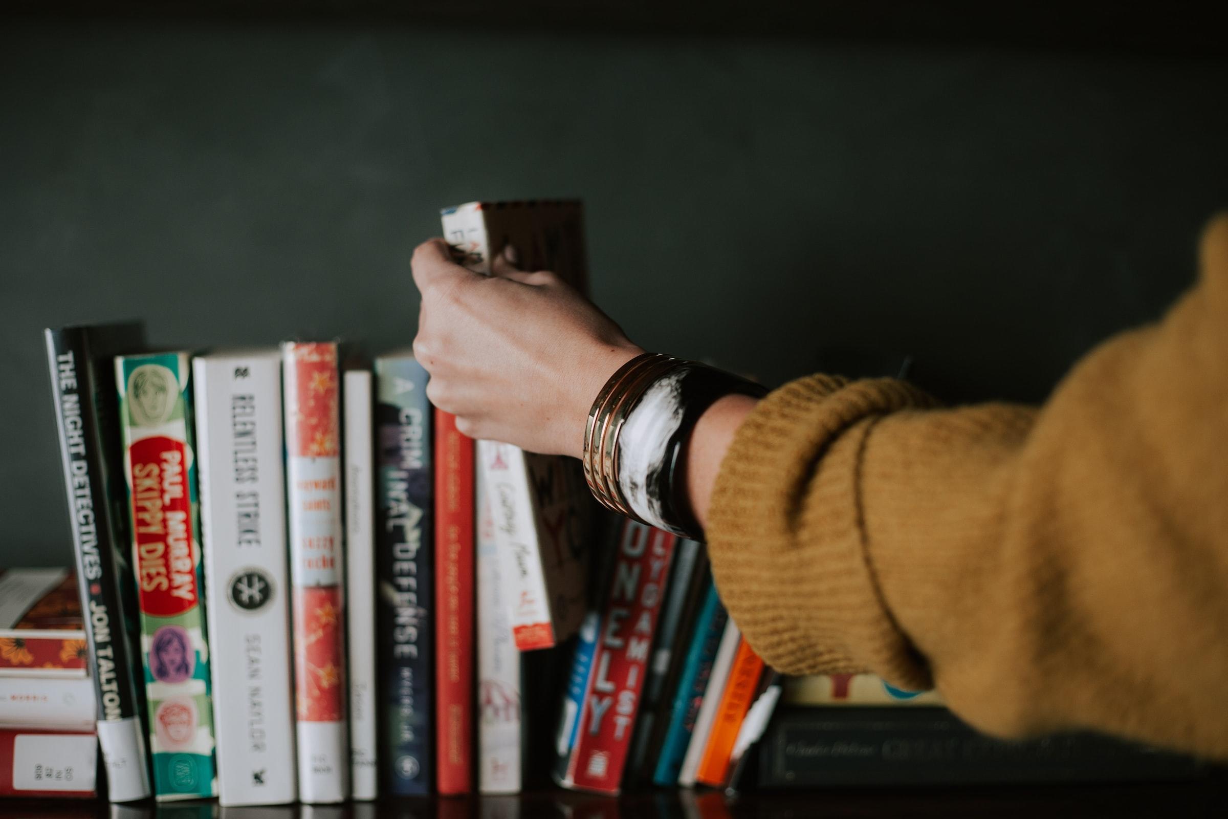 Selección de libros en estantería