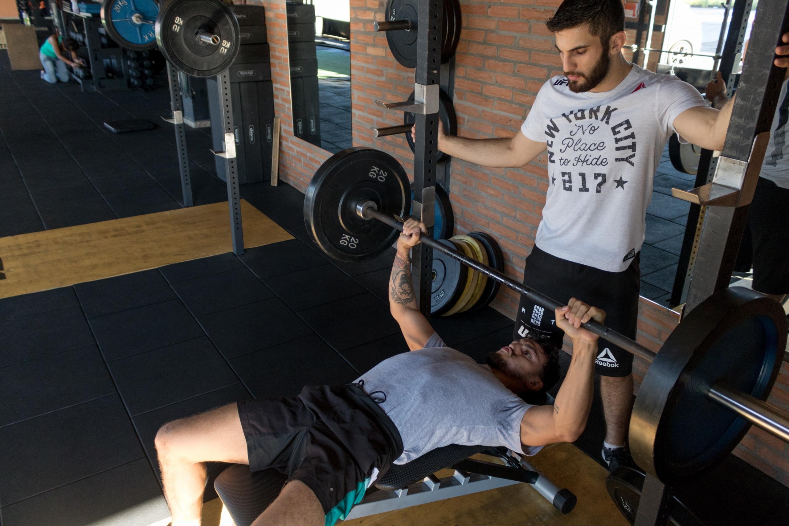 Entrenador personal capacitando a su alumno