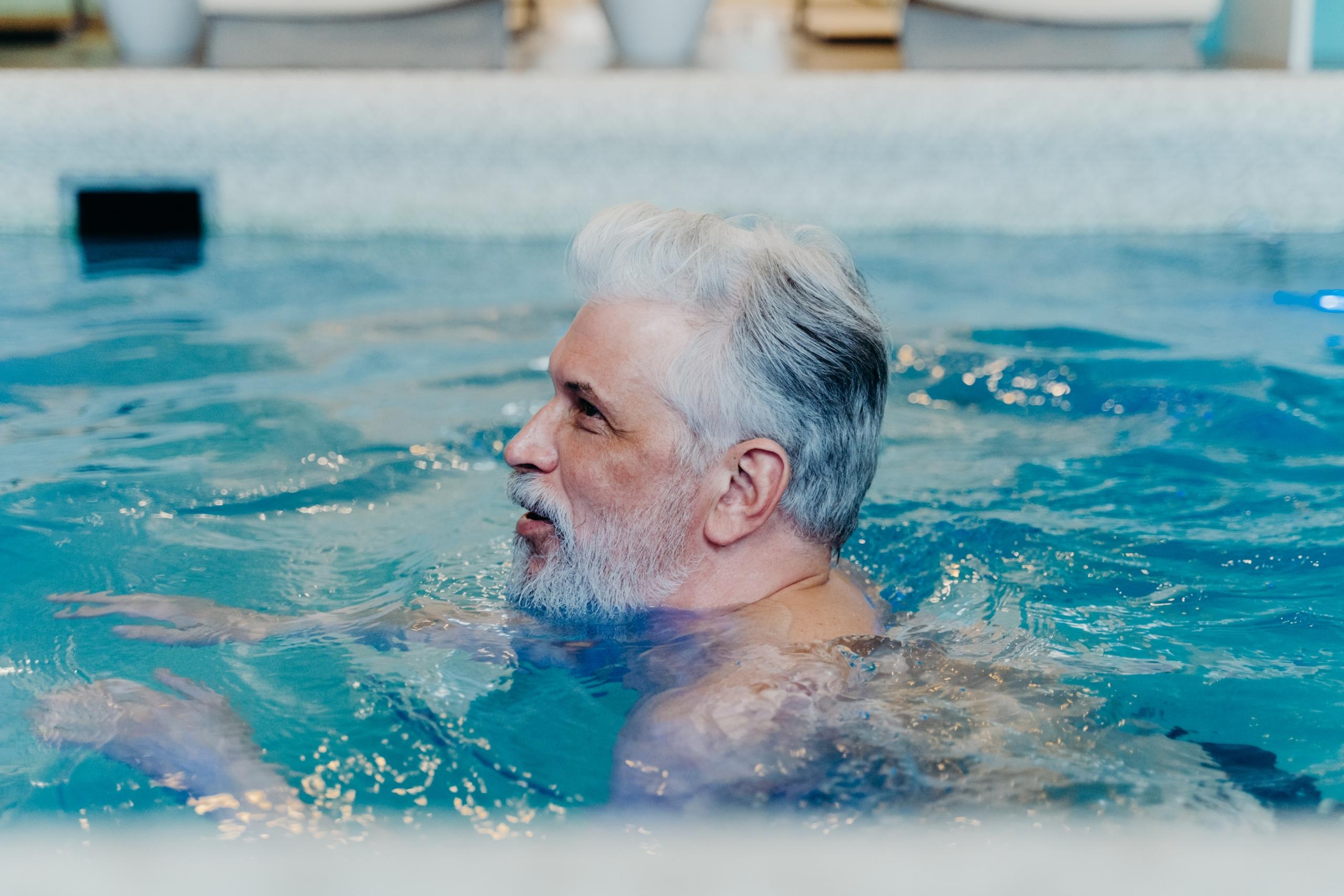 Adulto aprende a nadar a avanzada edad