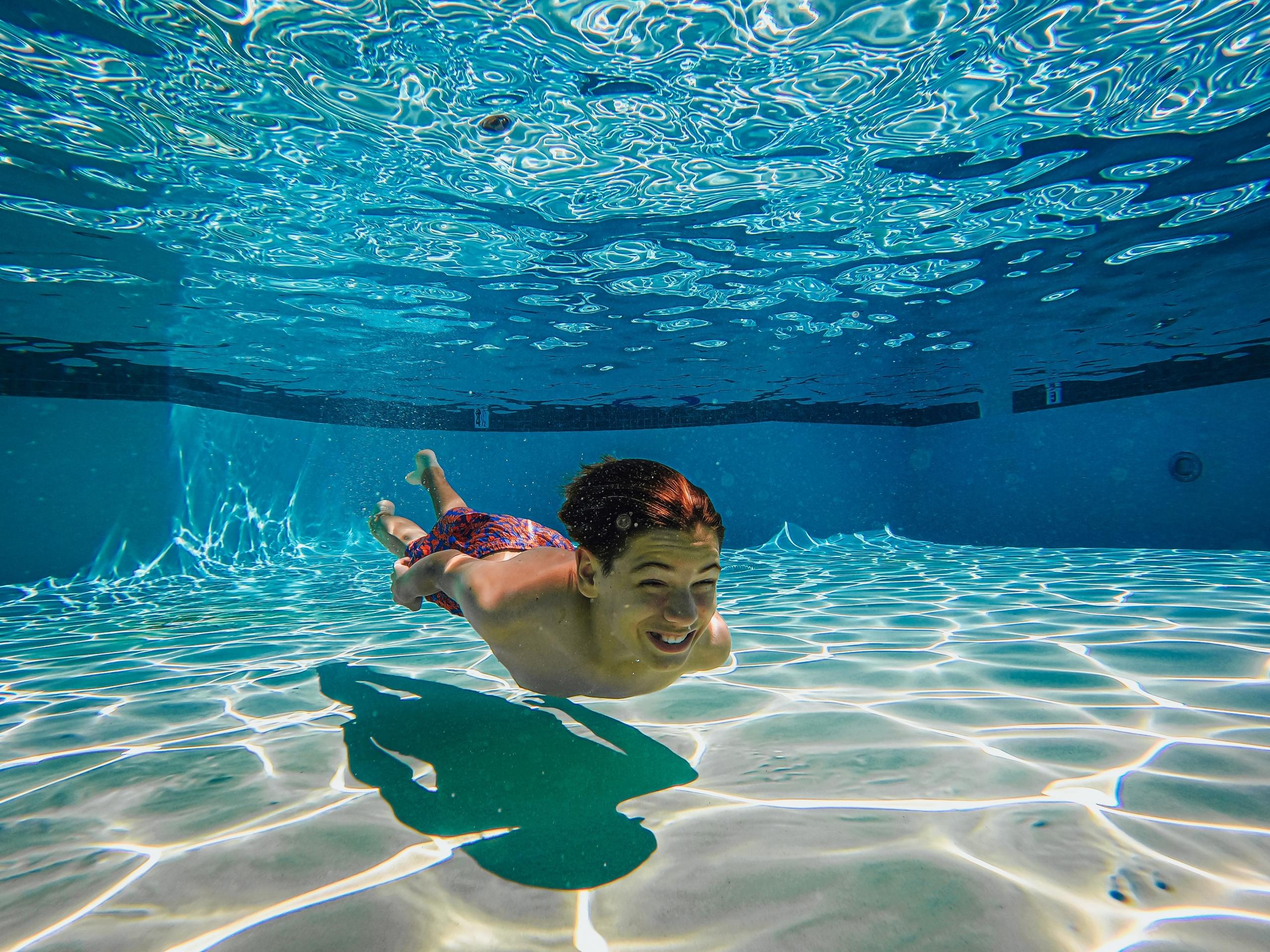 Cruzar la piscina por debajo del agua