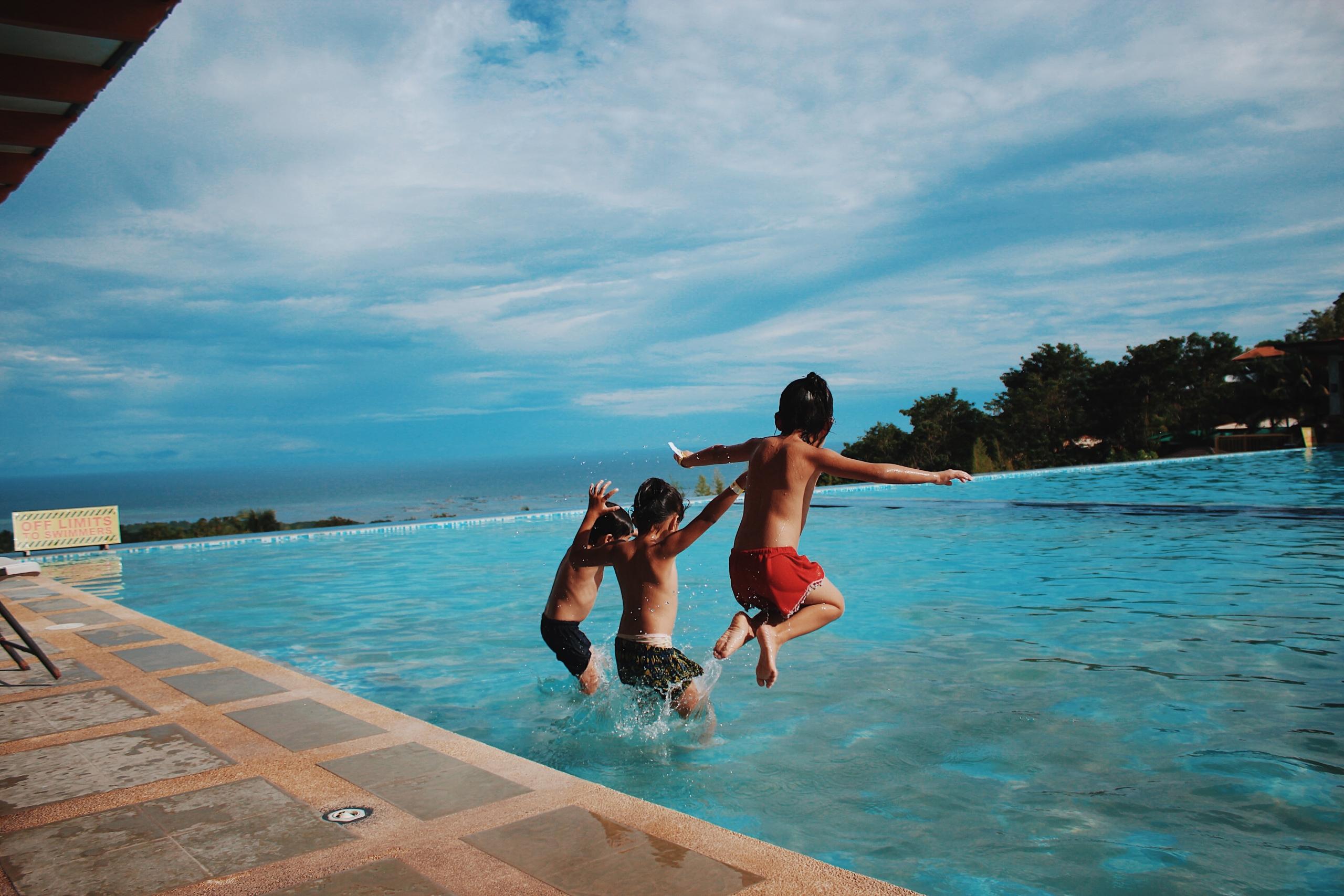 Niños pasando un buen momento en piscina
