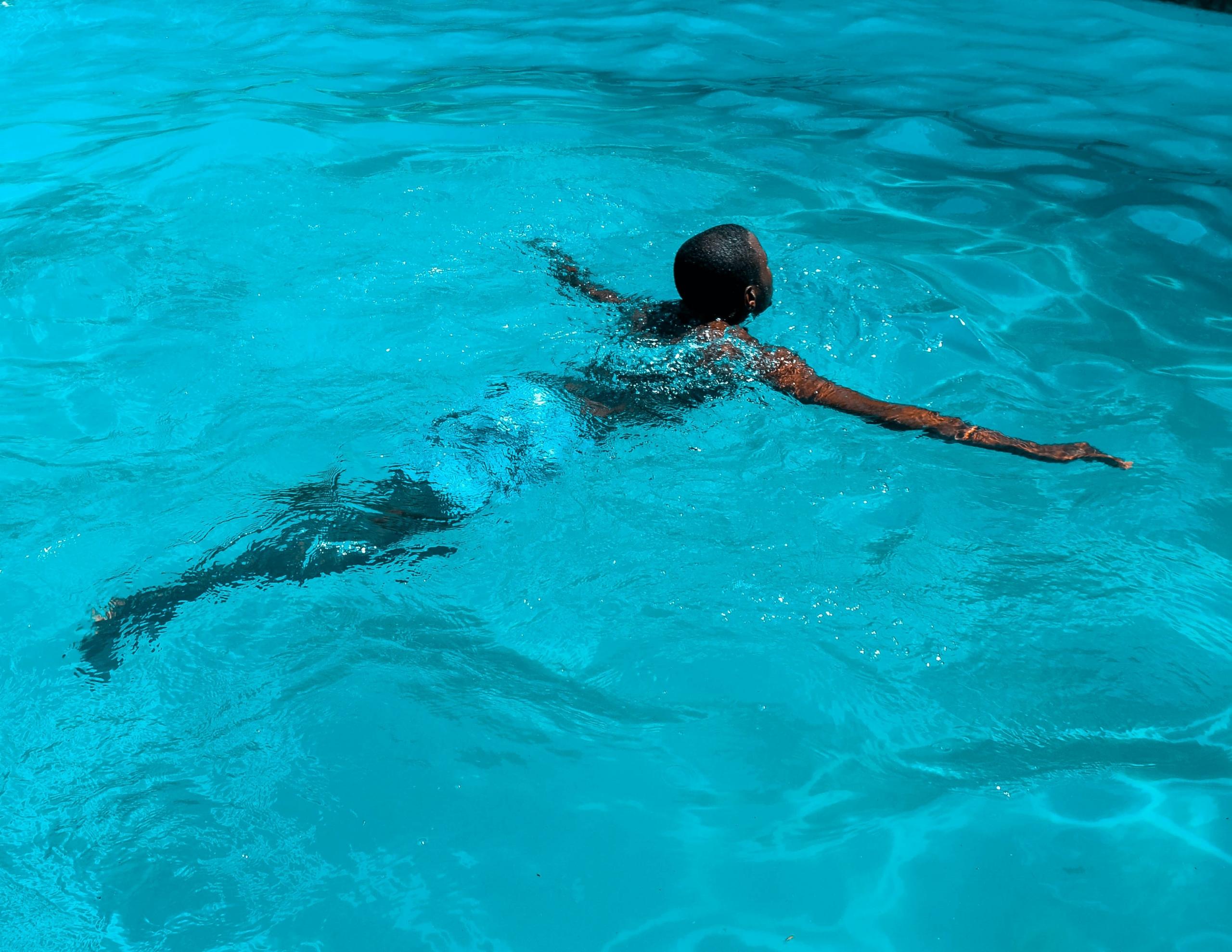 Adulto nadando en una piscina