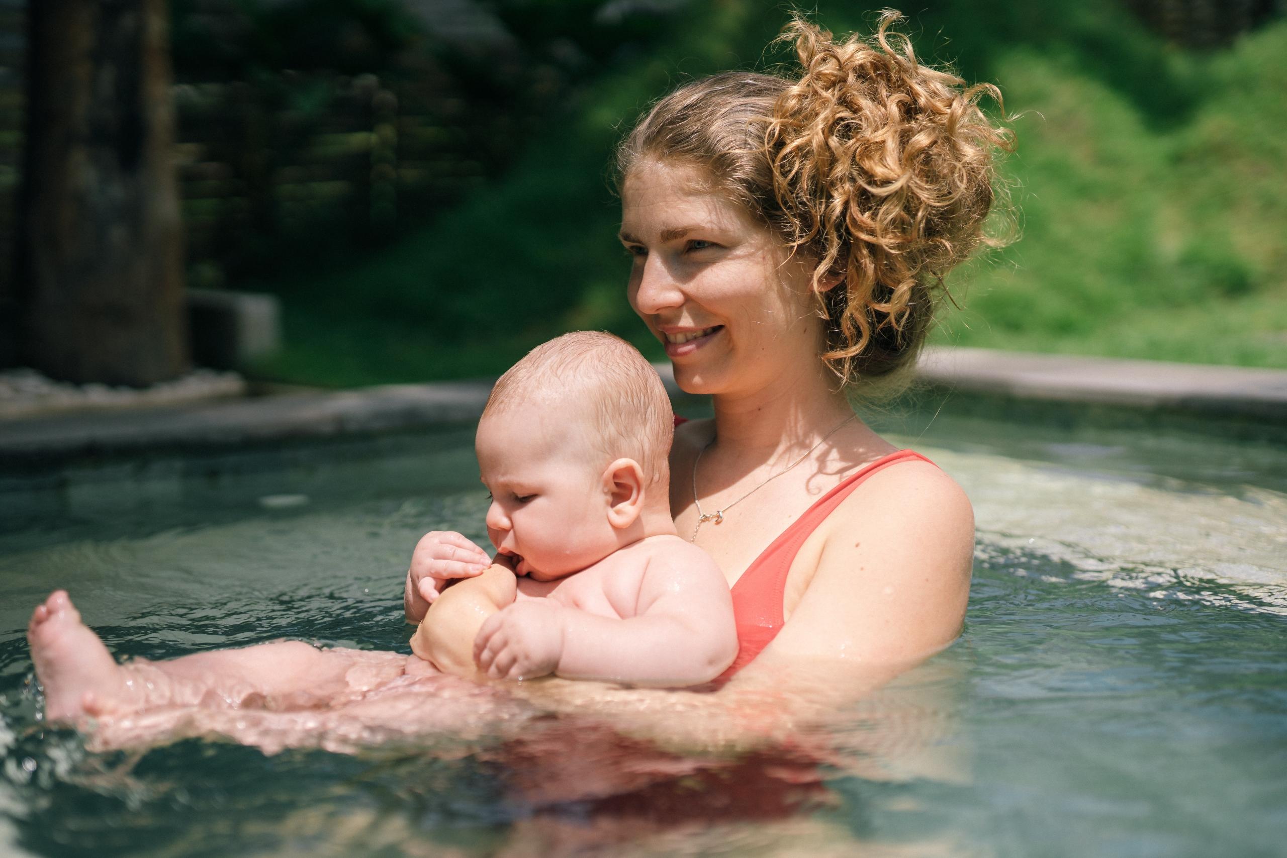 Madre e hijo en el agua