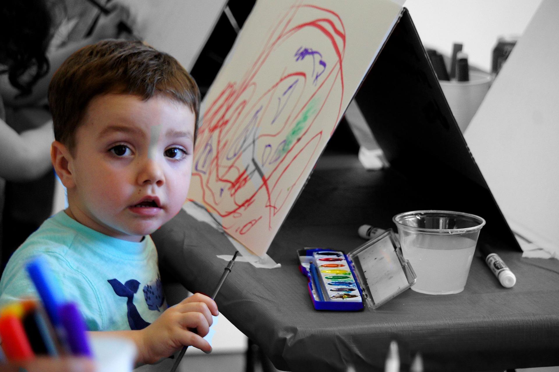 Un niño puede aprender a pintar si se le incentiva de la manera correcta.