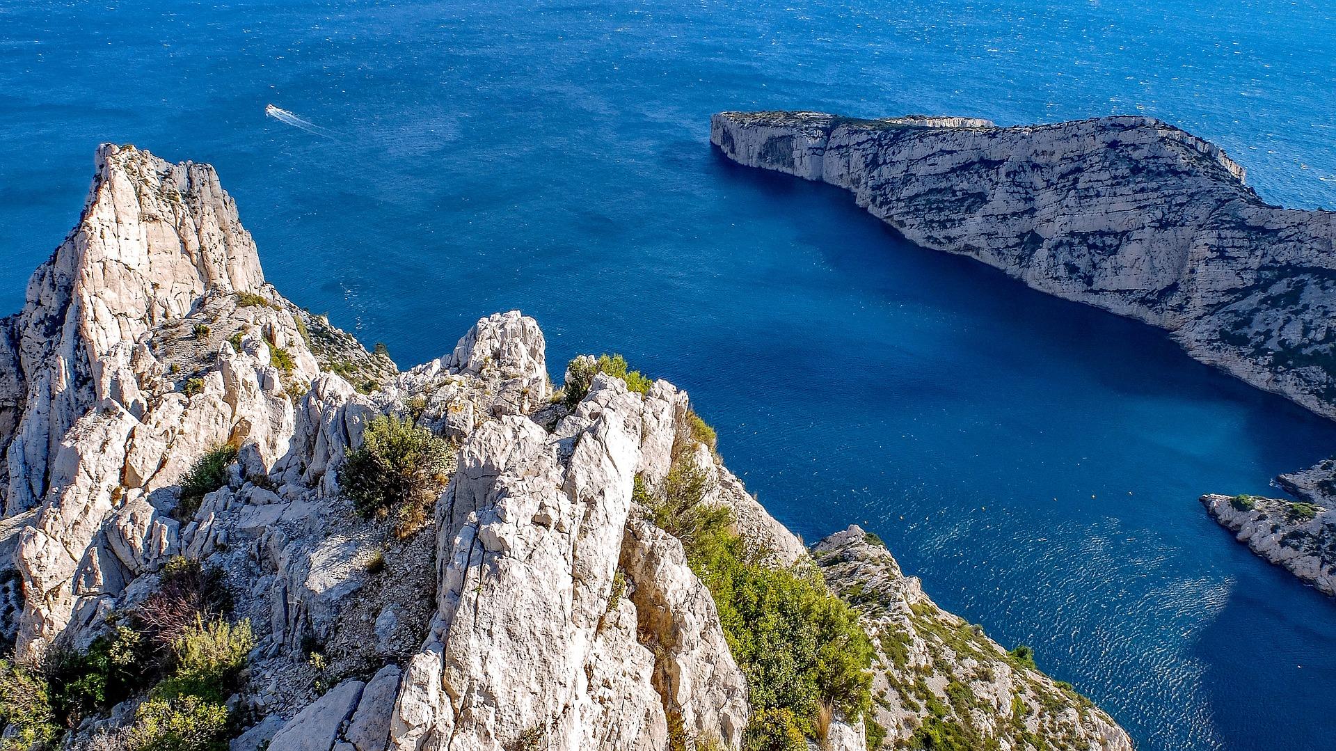 Los impresionantes acantilados de Les Calanques invitan a la contemplación