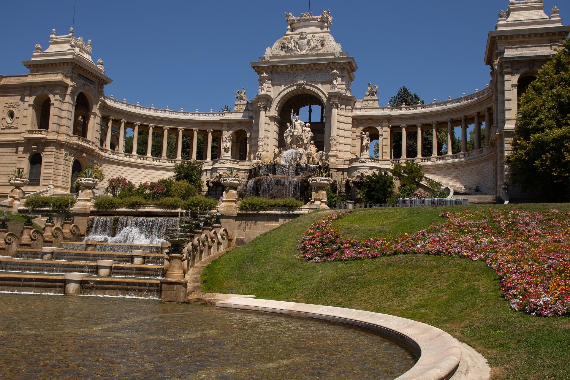 El palacio de Longchamp posee una impresionantes pileta de agua y jardines de gran dimensión