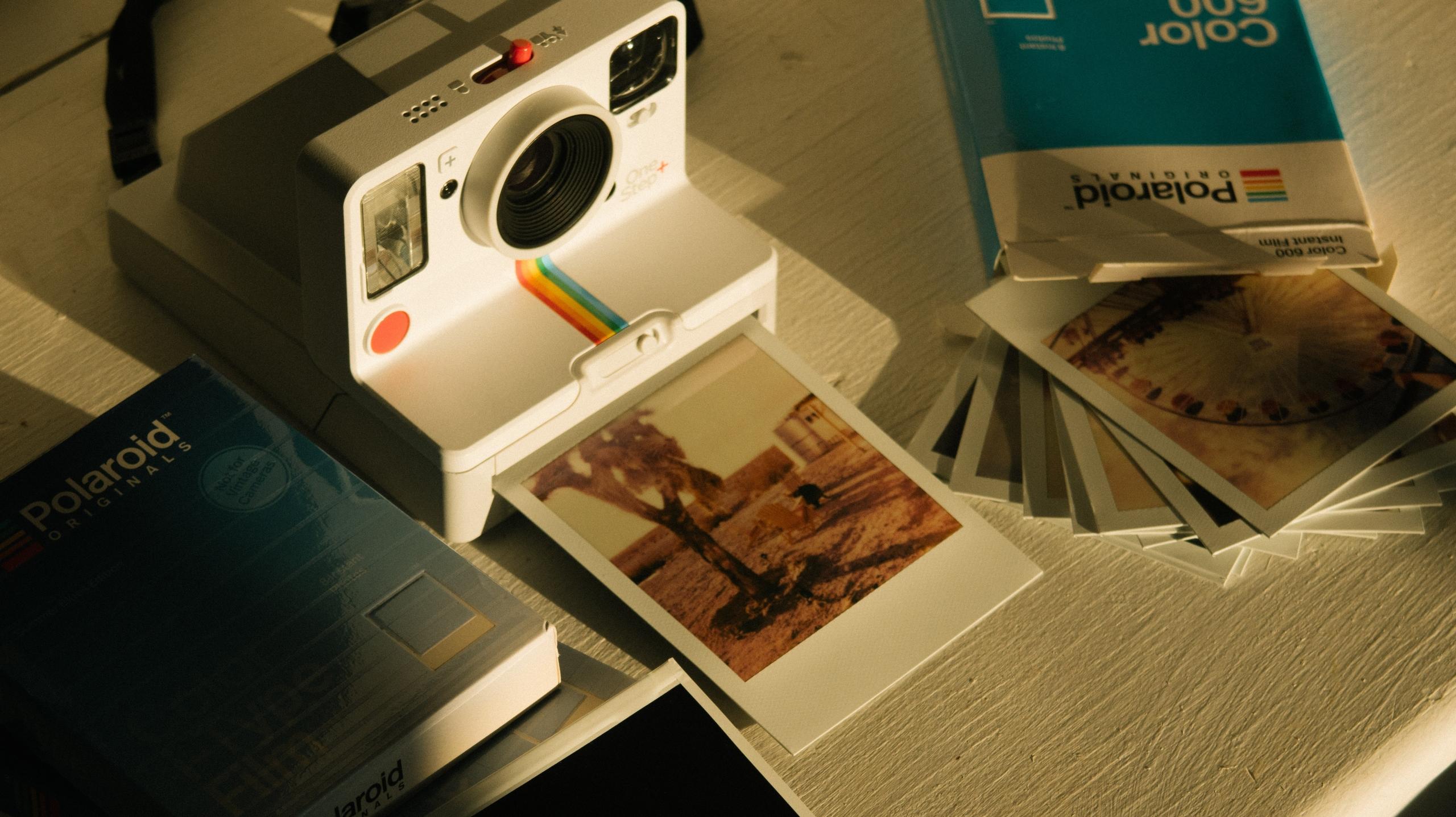 Fotografías con cámaras Polaroid, la revolución instantánea.