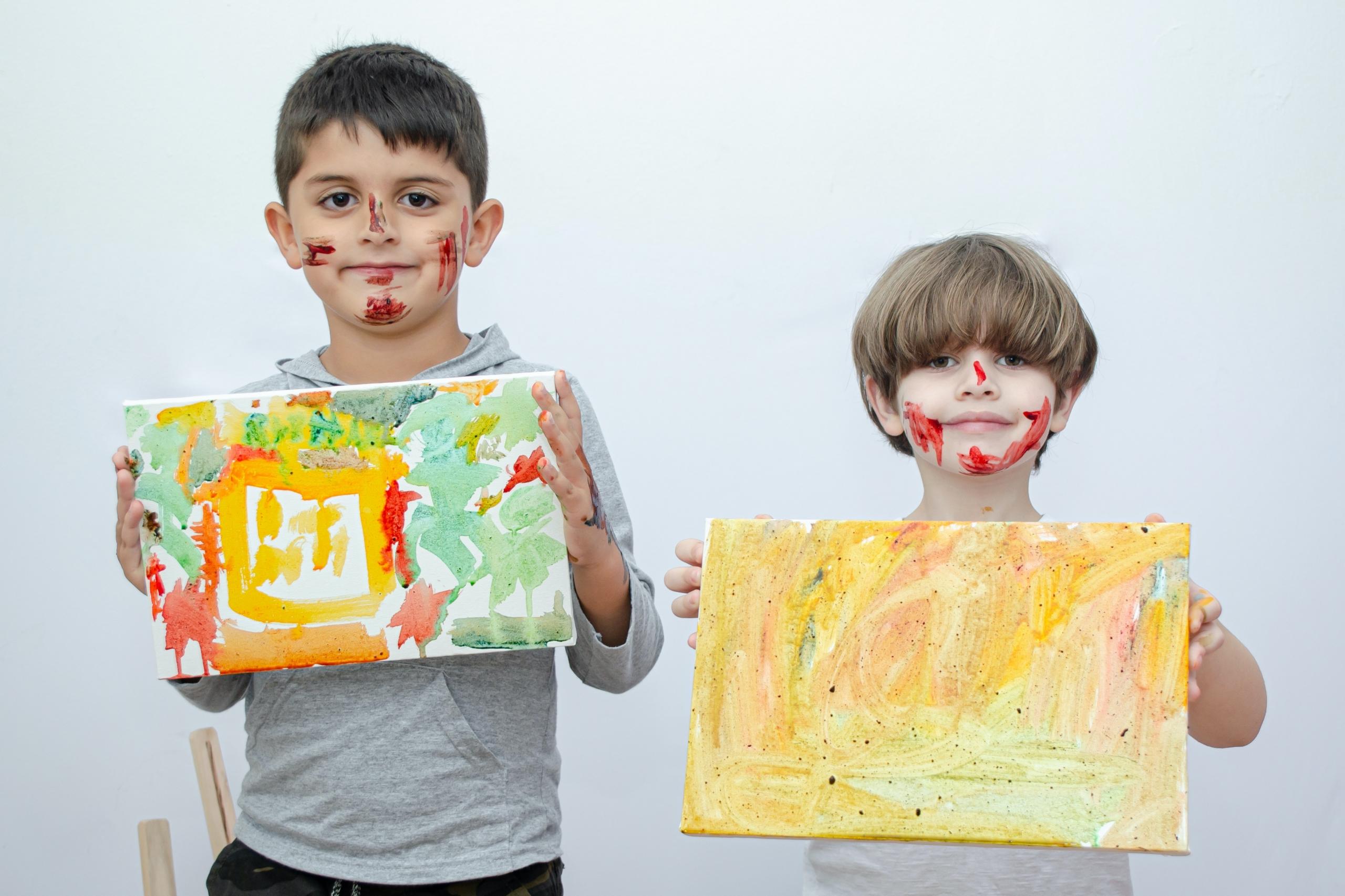 Cada niño siempre está dispuesto a aprender técnicas de pintura